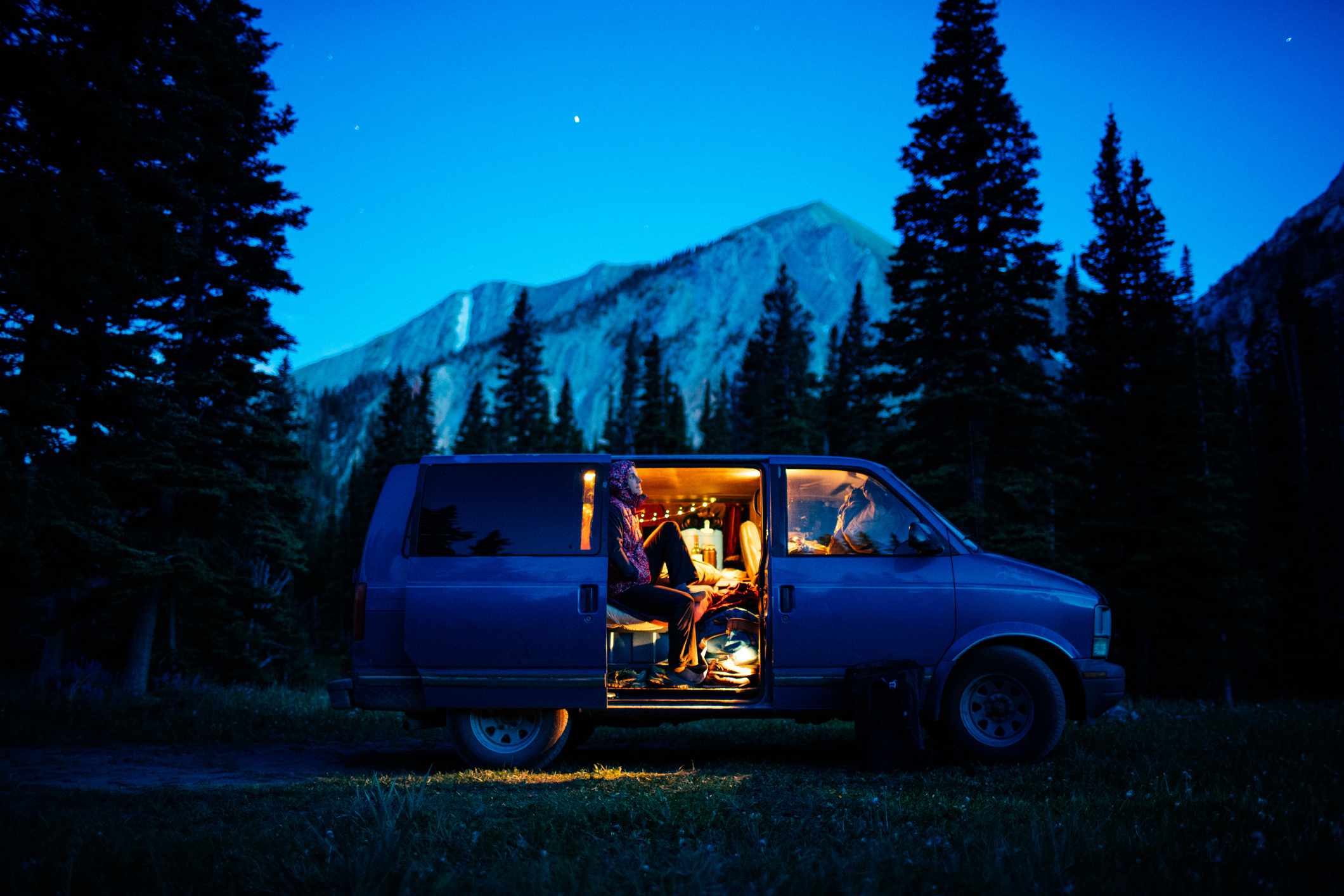 Acampada en furgoneta con vistas a la montaña al atardecer