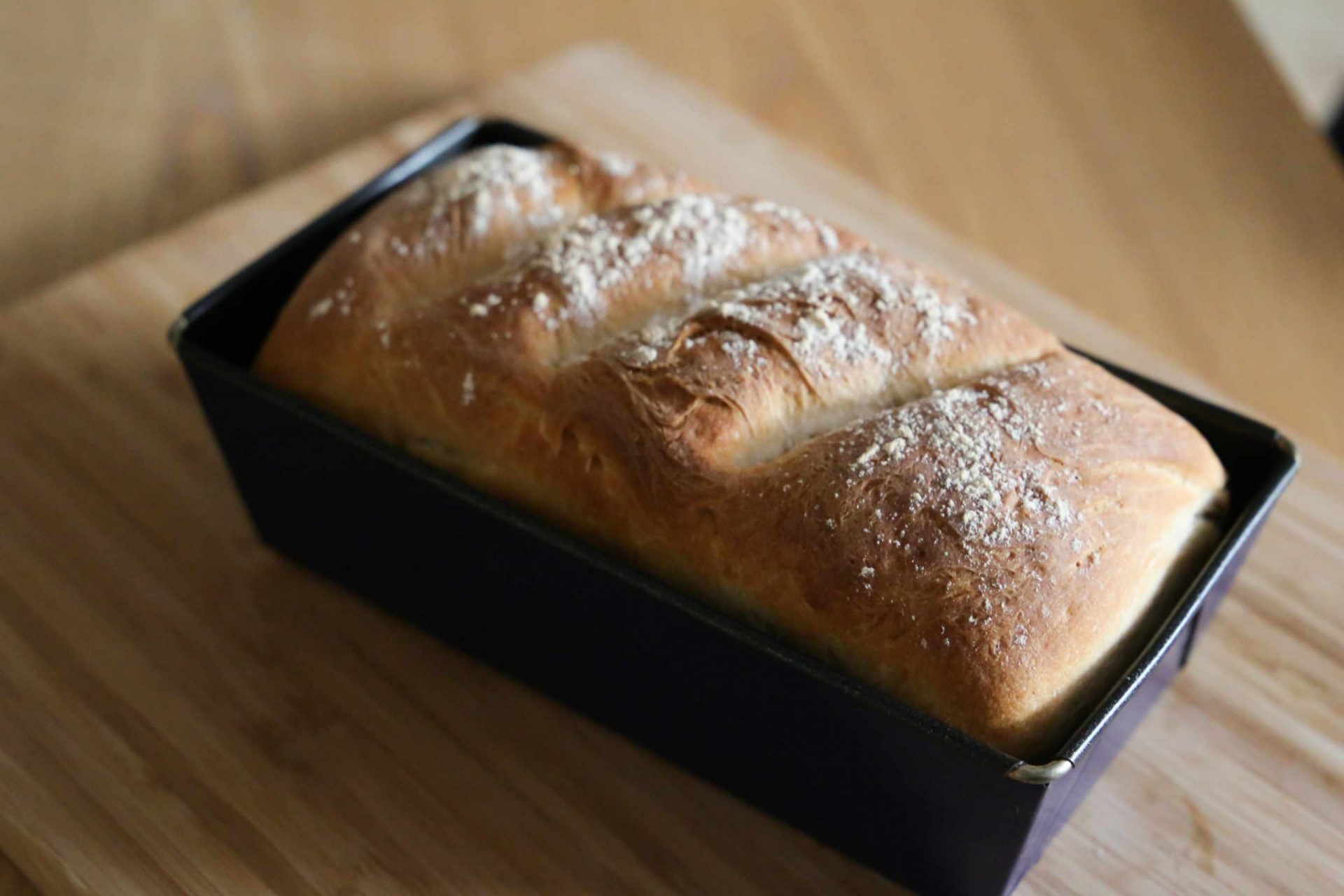 Pan recién horneado en una panera