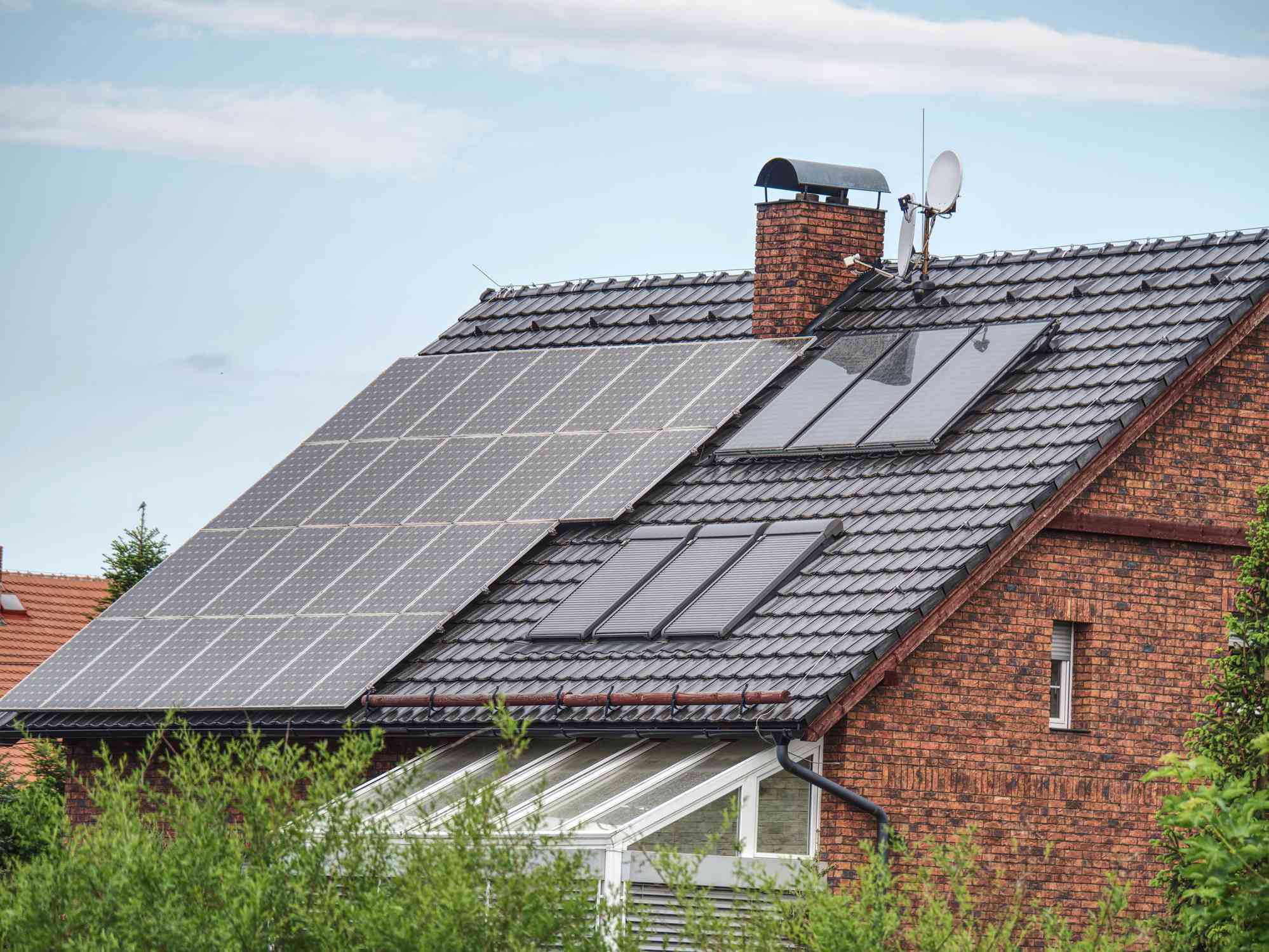Paneles solares en el tejado de una casa de ladrillo