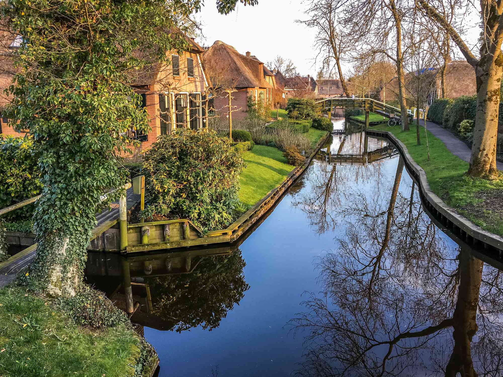 Canal en una zona residencial con casas y árboles junto al agua en Giethoorn