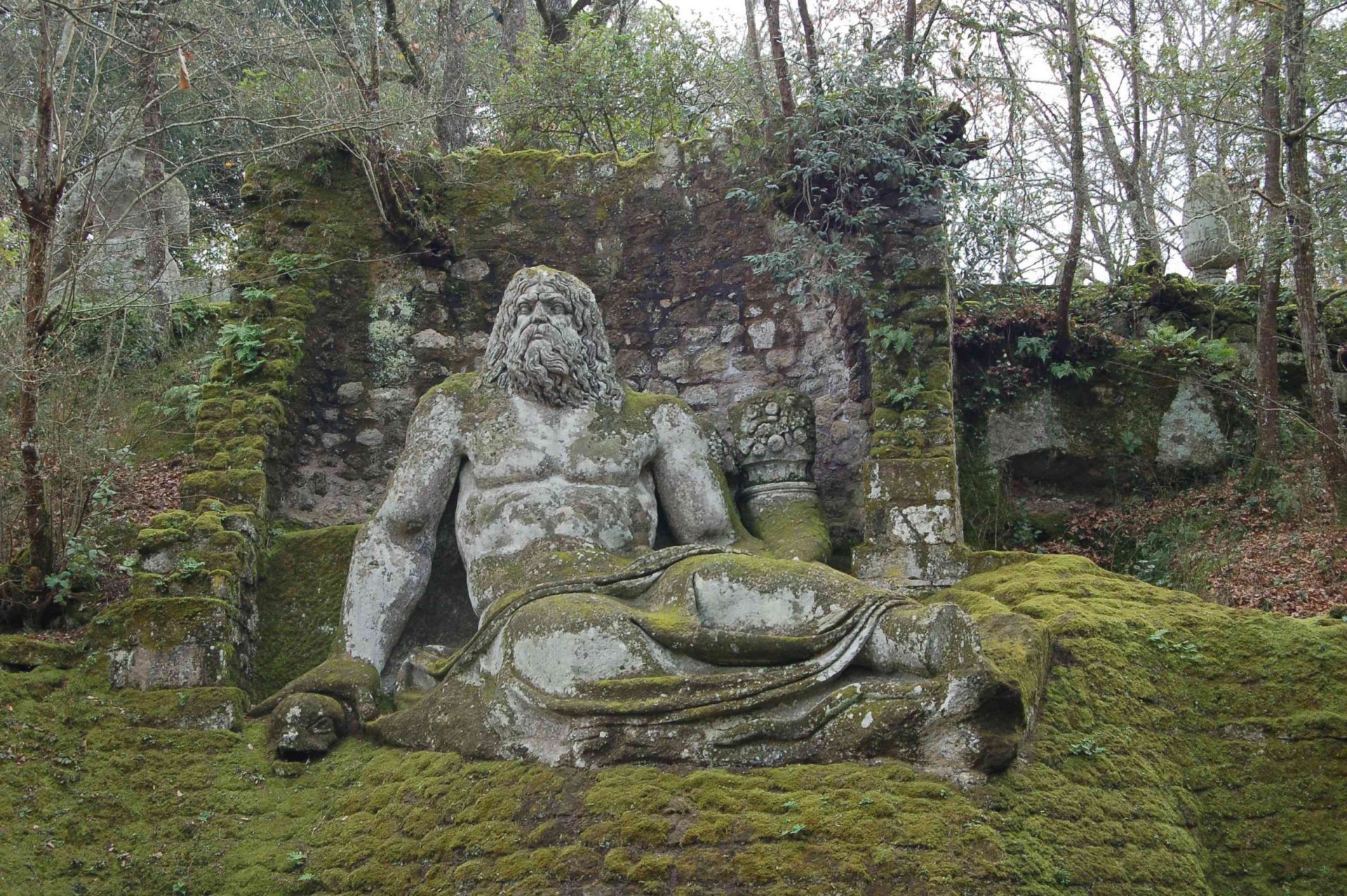 Estatua de Neptuno en el Sacro Bosco en el Parque de los Monstruos, Bomarzo, Viterbo, Italia