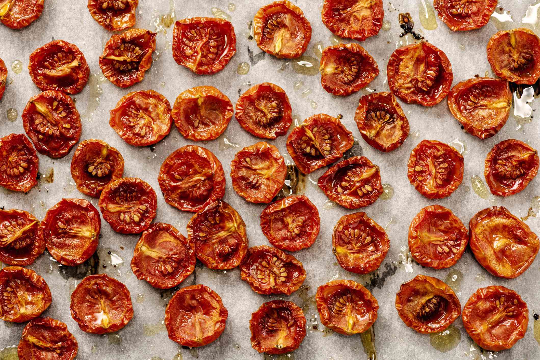 tomates cherry rojos asados al horno recién salidos del horno
