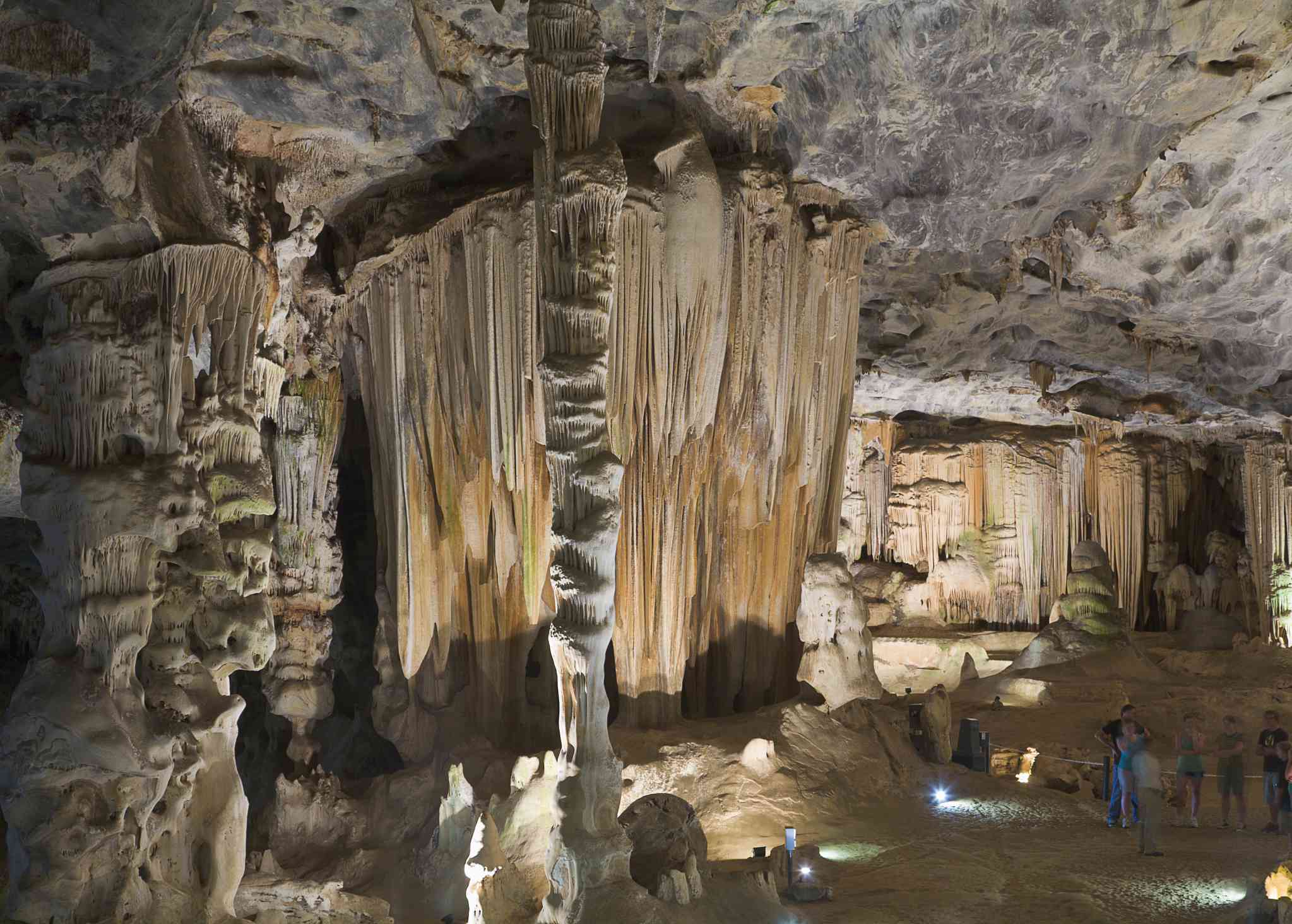 Formaciones rocosas de color beige, marrón y rojo en el interior de las Cuevas de Cango en Sudáfrica