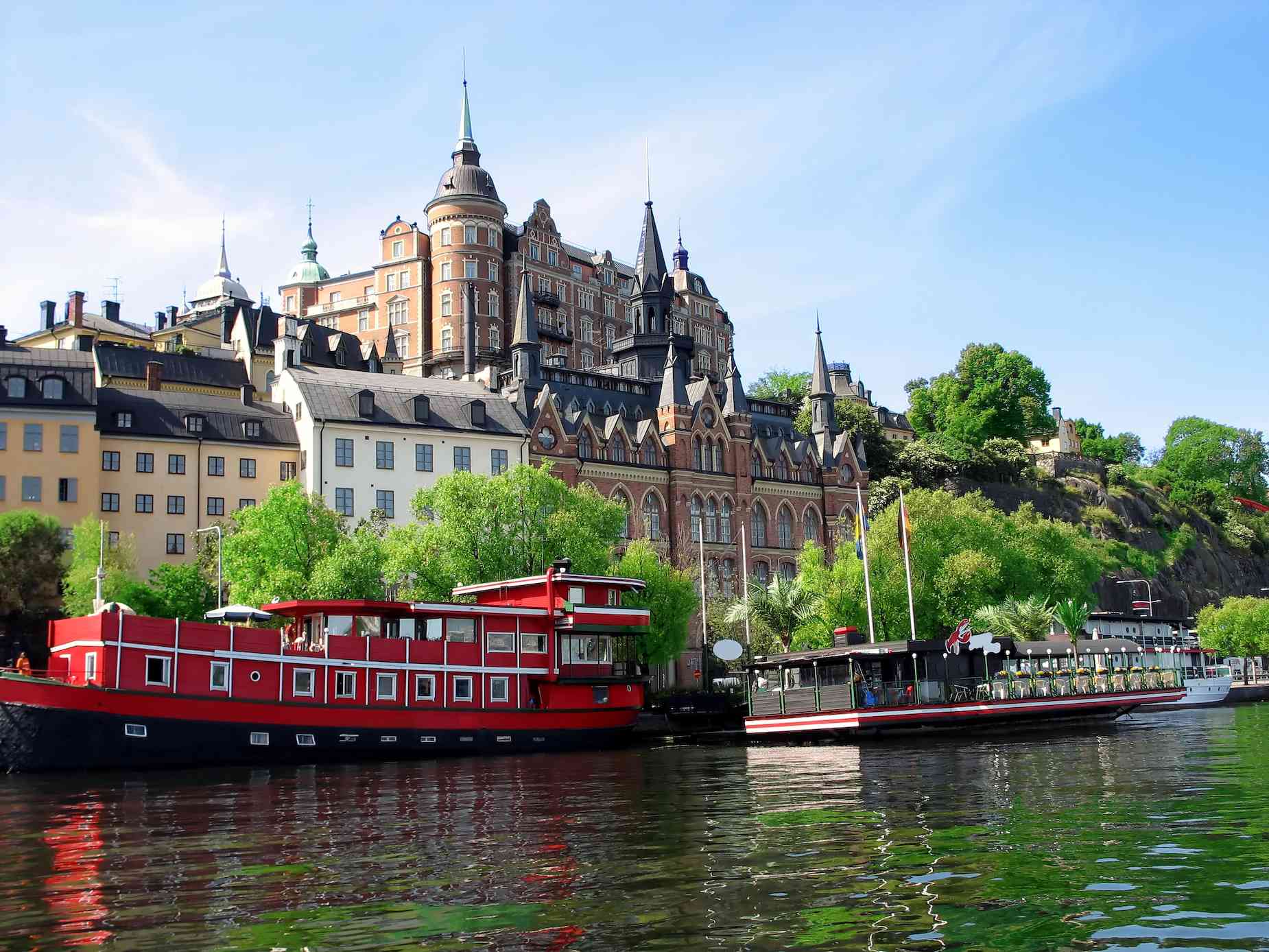 gran barco rojo en la vía fluvial de Estocolmo, Suecia