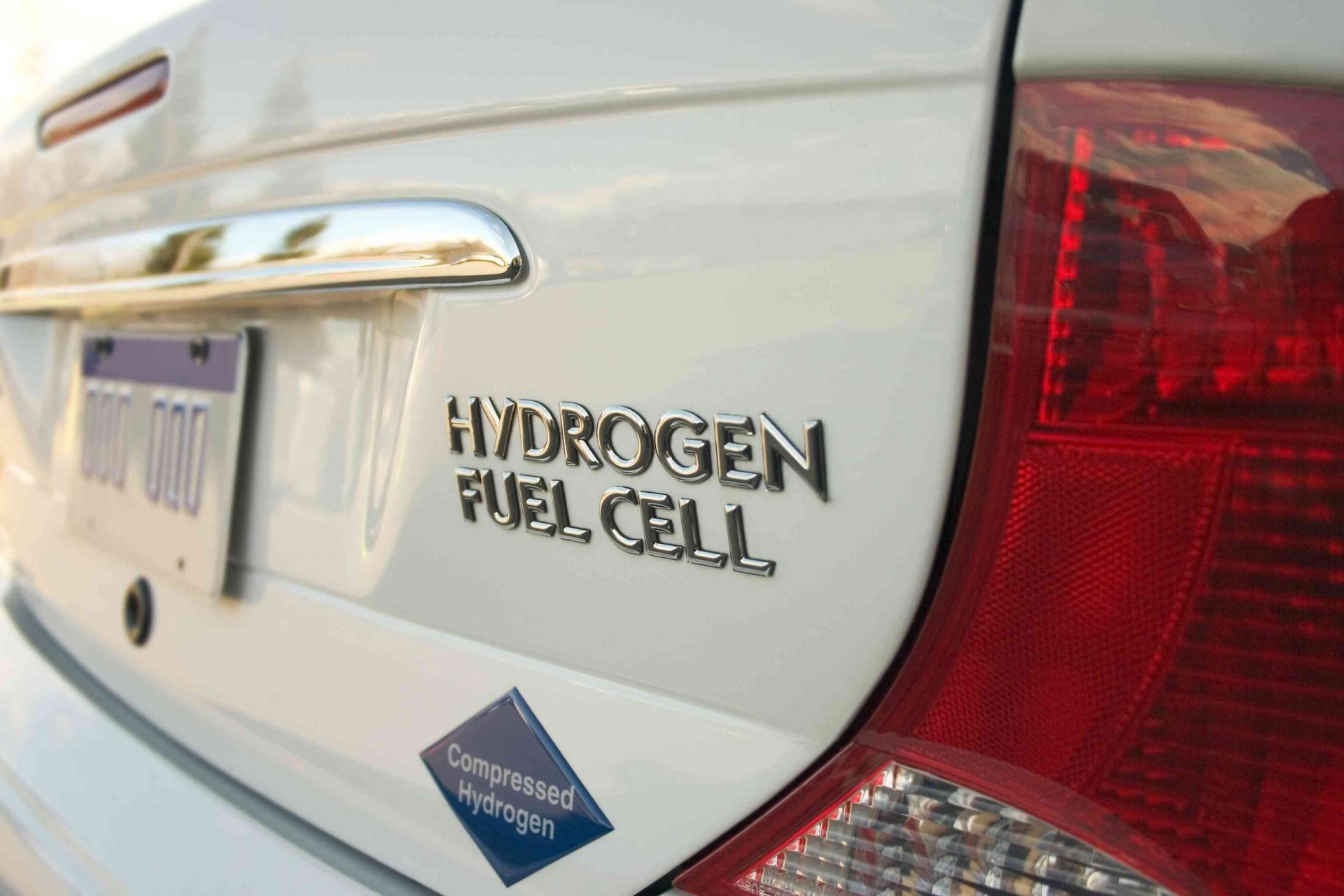 Emblema de la pila de combustible de hidrógeno en un coche