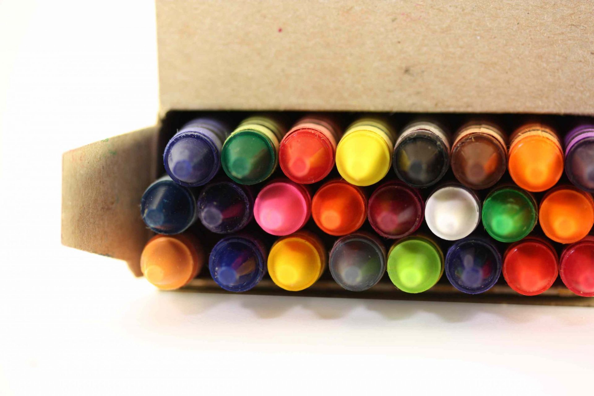 Caja abierta de lápices de colores