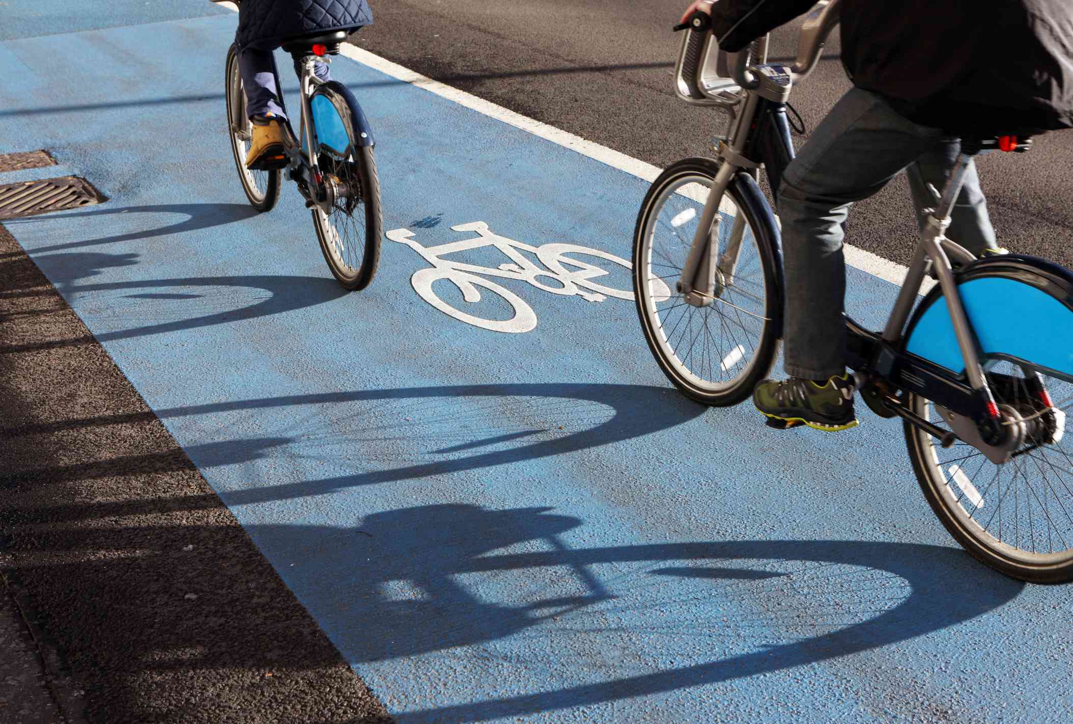 dos ciclistas circulando por un carril bici azul señalizado en la supercarretera ciclista de Londres