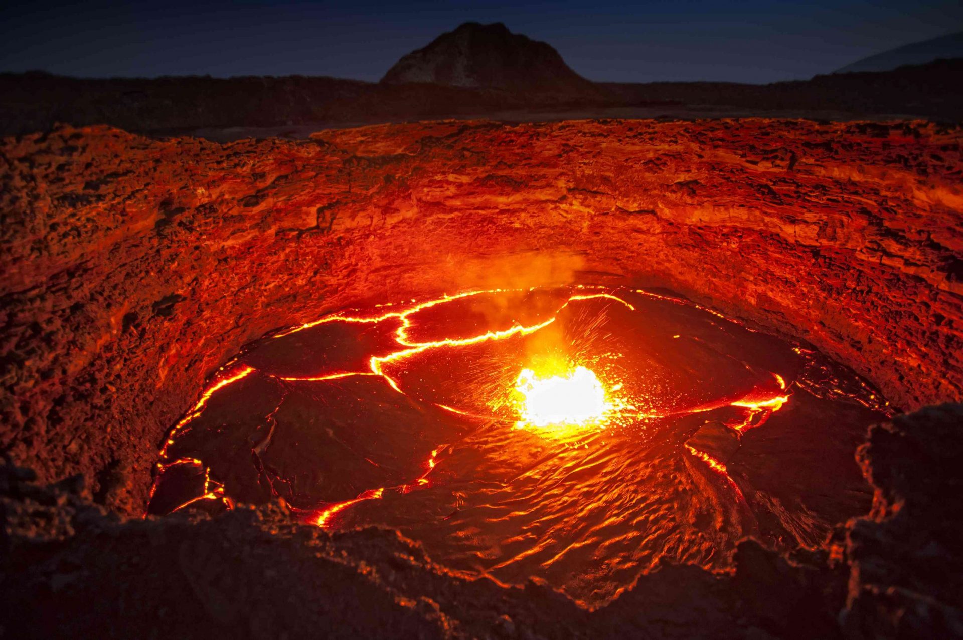 Vista de color rojo brillante del lago de lava del volcán Erta Ale