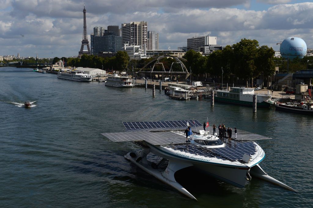 El MS Tûranor PlanetSolar navega por el río Sena en París, Francia