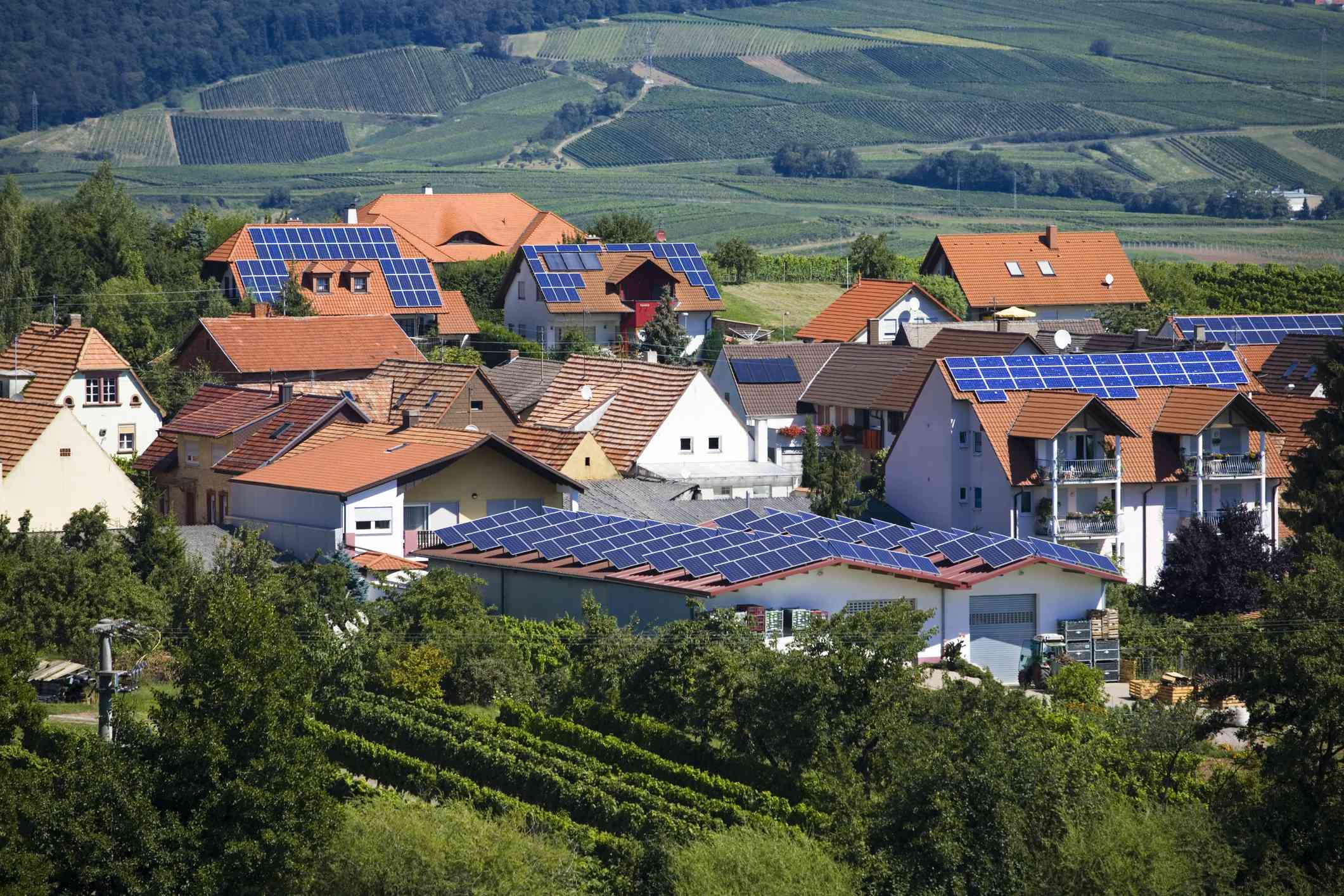 Un pueblo con casas que tienen paneles solares