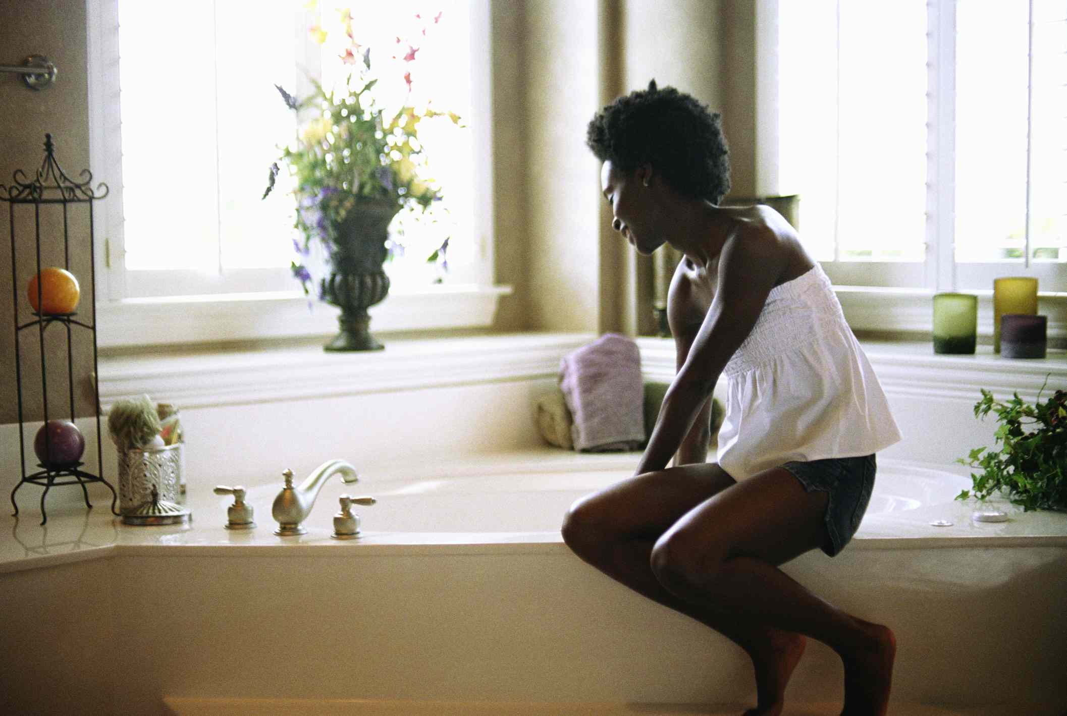 Una mujer negra bañándose