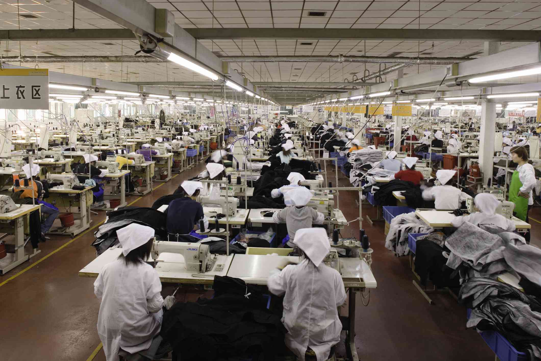 Trabajadores en las máquinas de coser de una fábrica