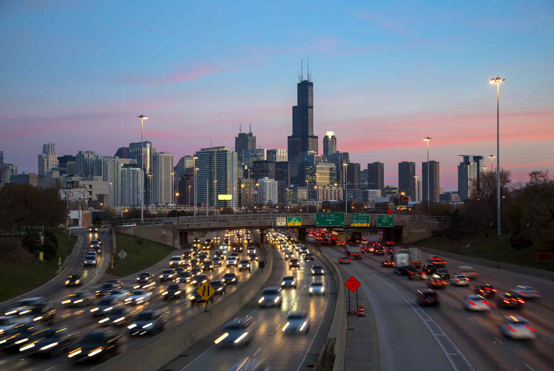 Vista aérea del tráfico de las autopistas de Chicago al atardecer