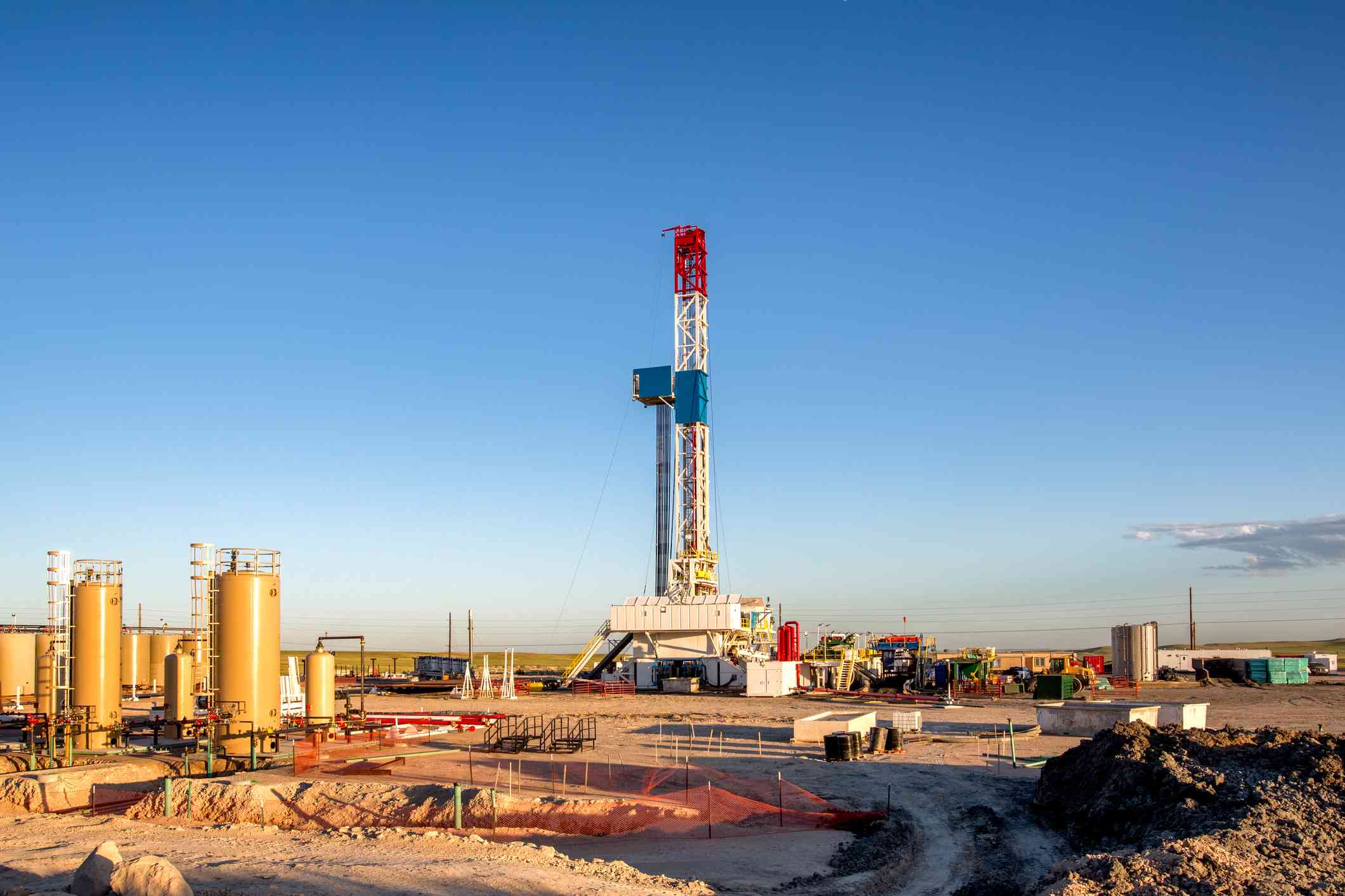 una plataforma de fracking en un paisaje llano