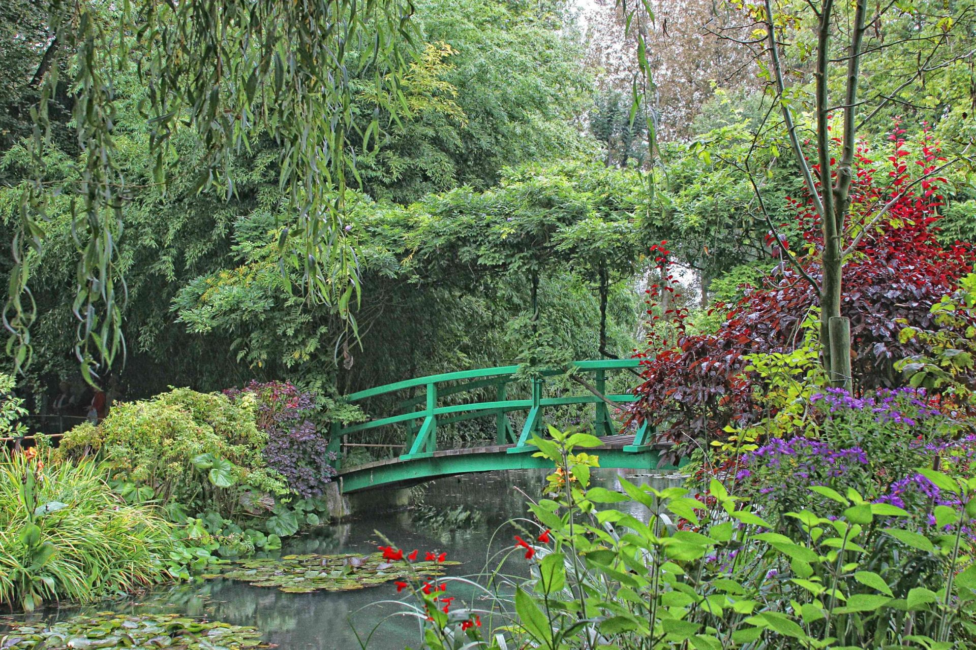 puente verde sobre el estanque de lirios del jardín de Claude Monet en Giverney
