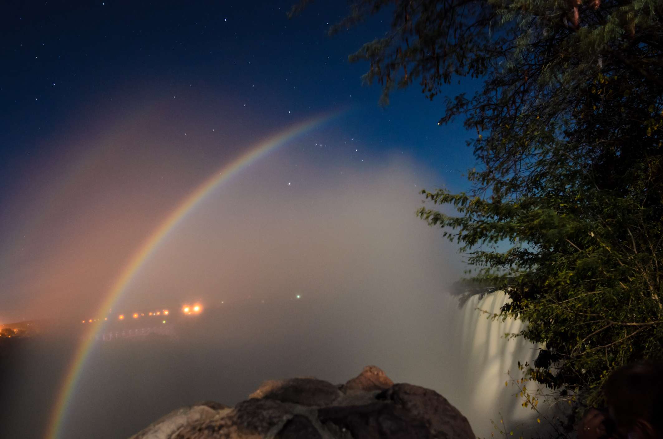 Un arcoíris sobre las cataratas Victoria de África