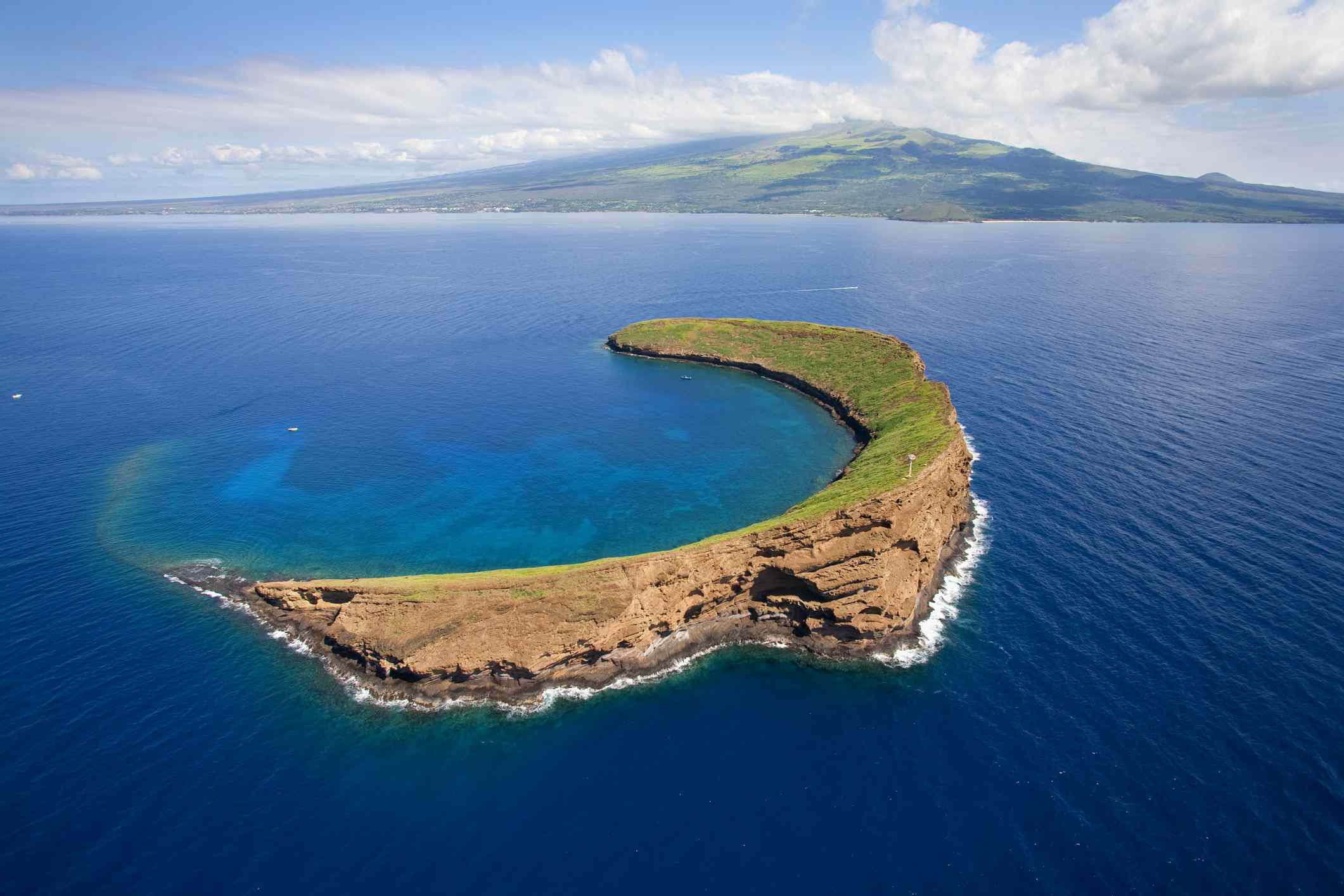 vista aérea de la isla en forma de media luna de Molokini Hawaii