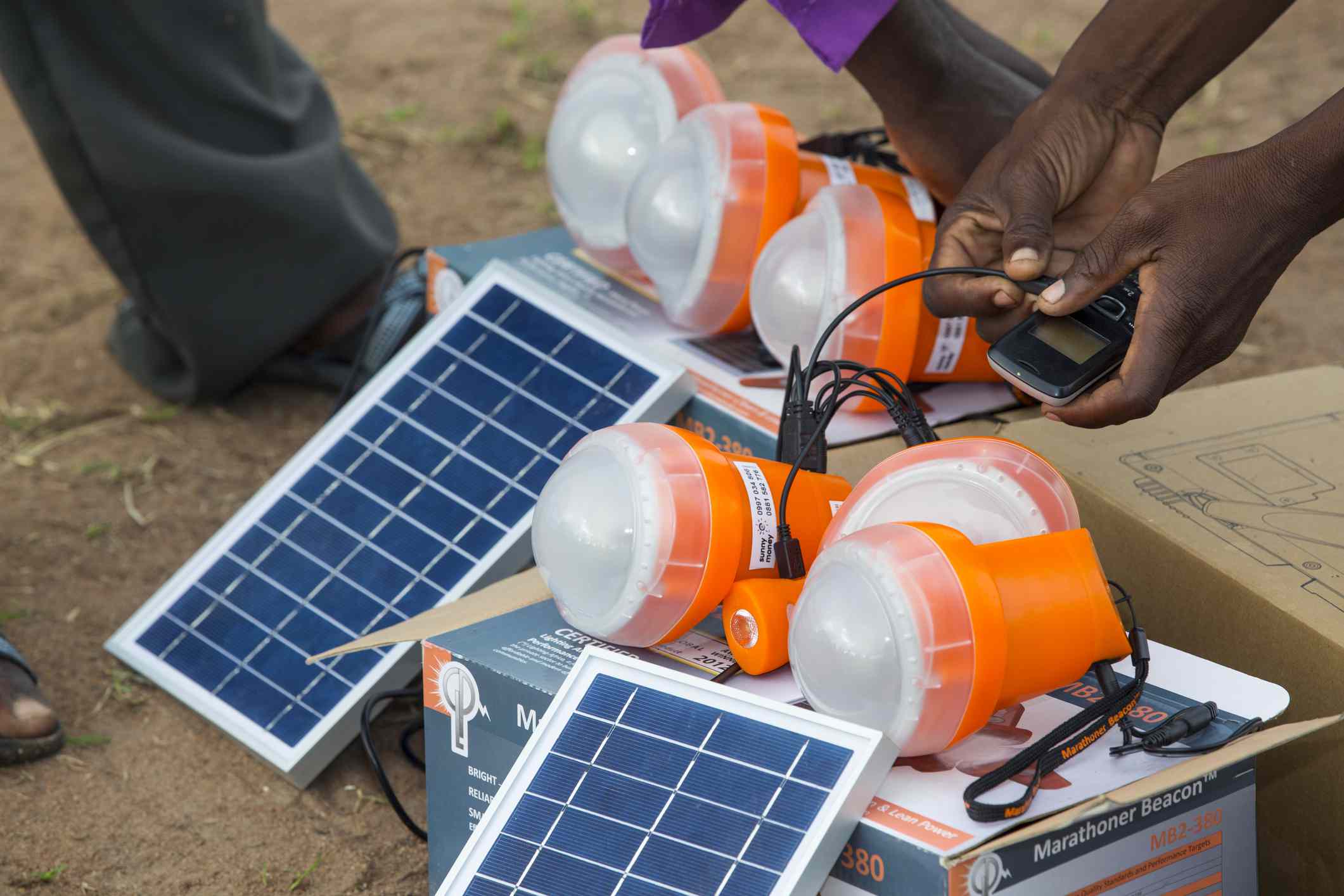 Las lámparas solares se cargan con pequeños paneles solares en un campo de refugiados tras las inundaciones en Malawi.