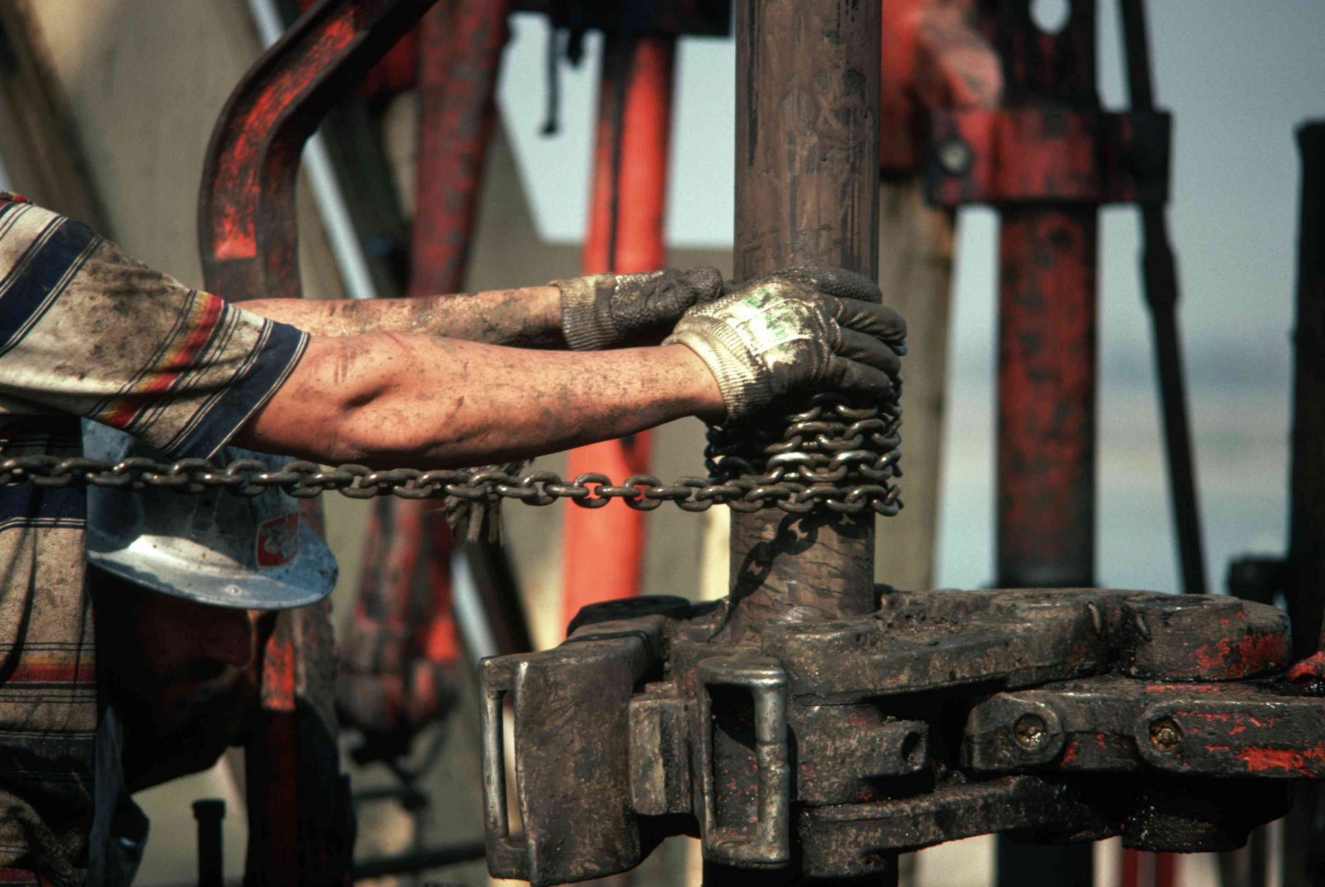 Trabajadores perforan un pozo de petróleo en el sur de California