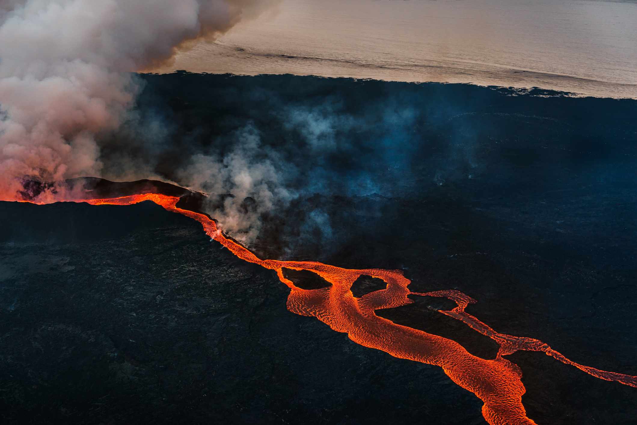 Flujos de lava procedentes de respiraderos en la corteza terrestre