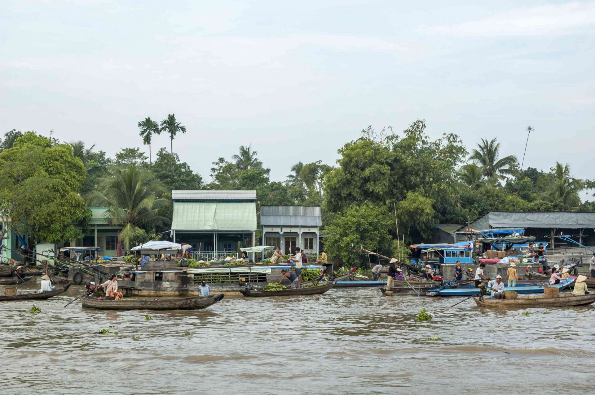 mercado flotante en un concurrido canal de Can Tho, Vietnam
