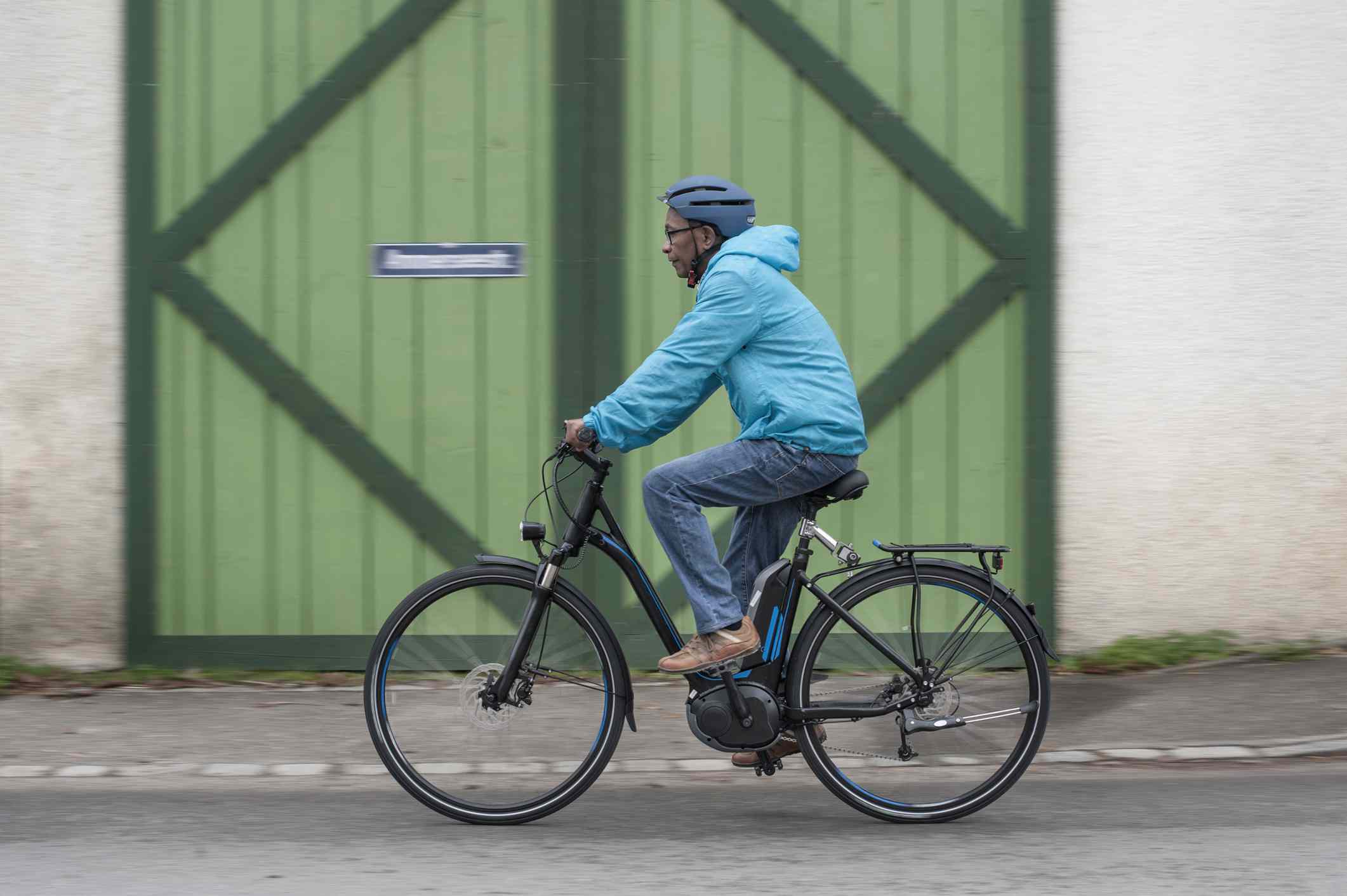 hombre montando una bicicleta eléctrica / e-bike