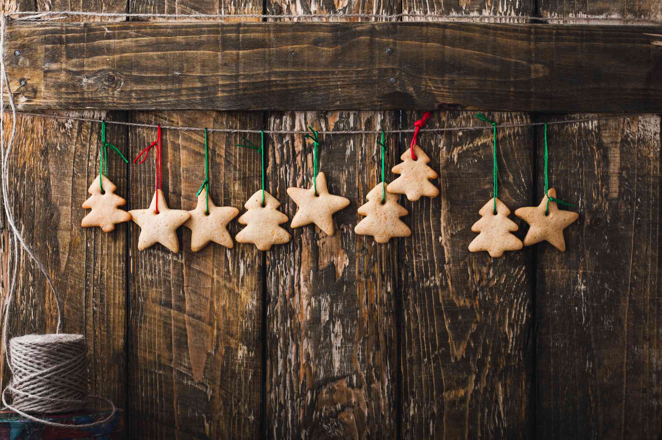 Galletas de Navidad colgadas en la pared como decoración