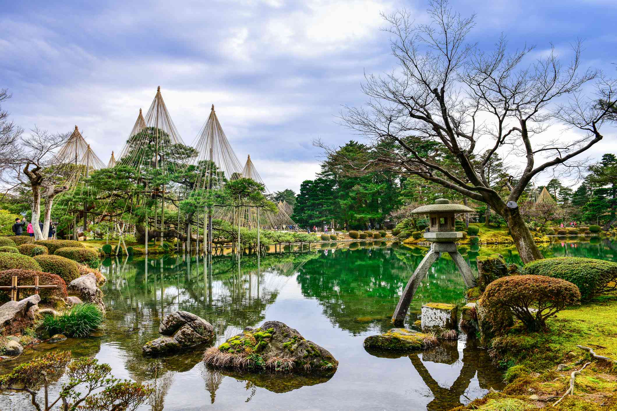 Jardín y estanque Kenroku-en l en Kanazawa, Ishikawa, Japón