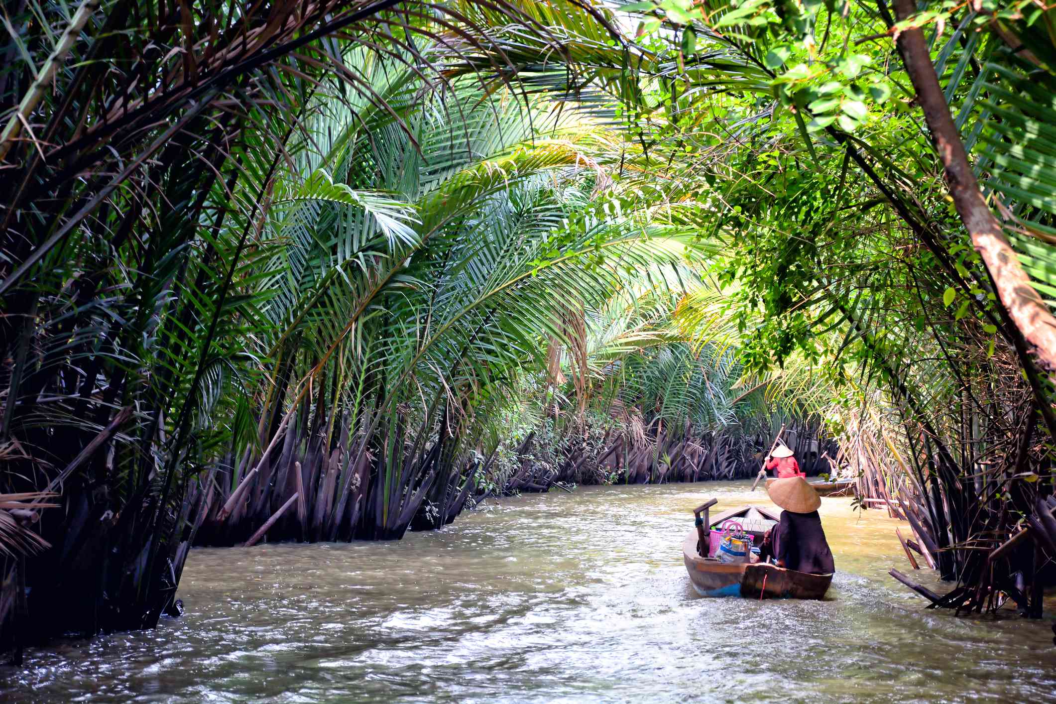 Un barco de madera en el delta del río Mekong, Vietnam