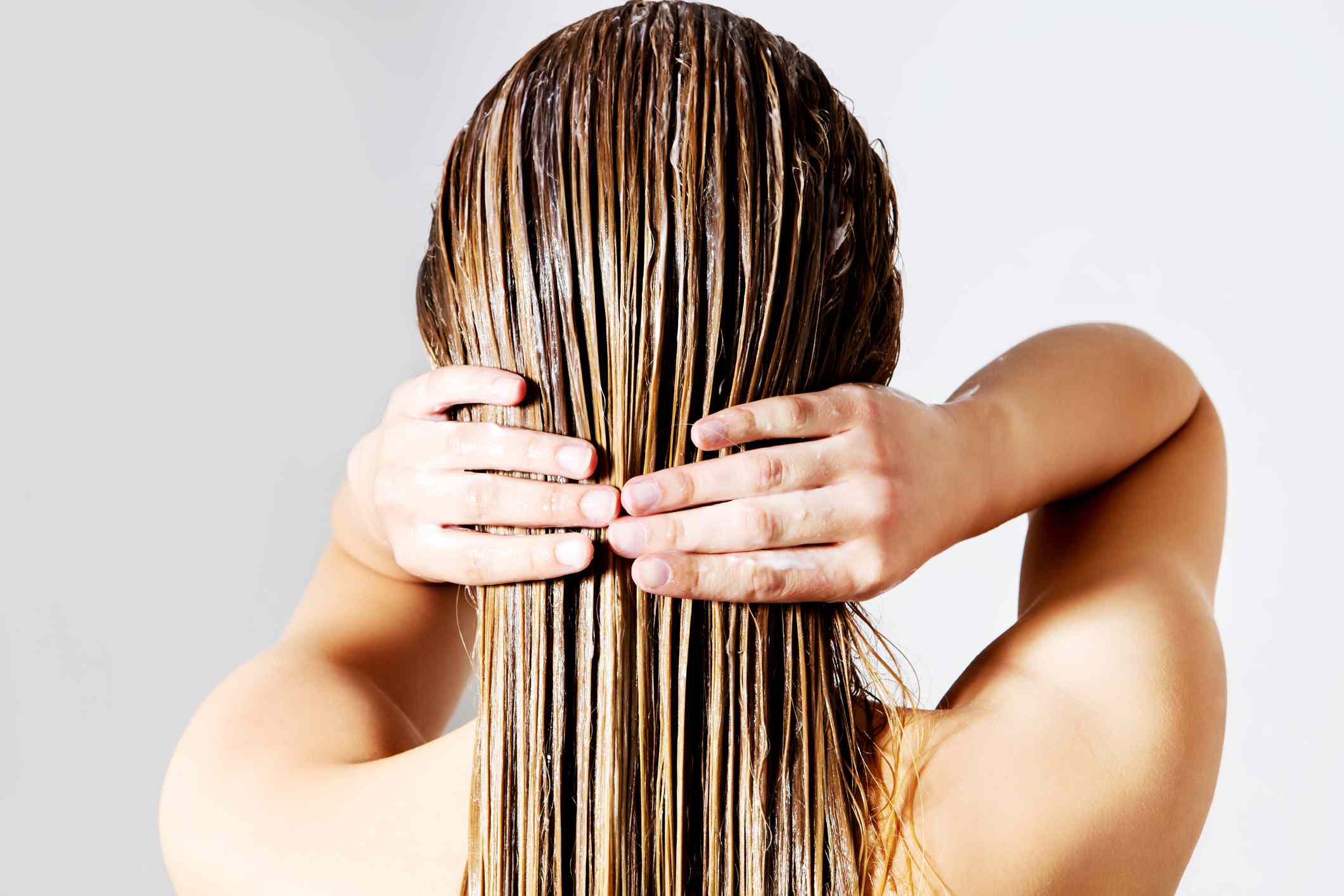 Mujer recogiendo su pelo acondicionado