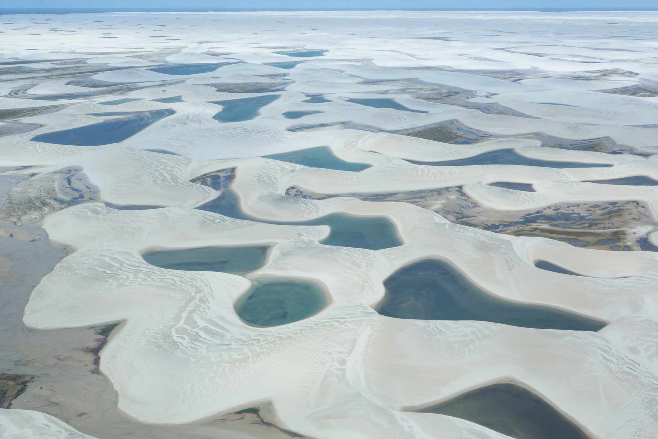 vista aérea de masas de agua individuales rodeadas de arena blanca en el Parque Nacional de Lencois Maranhenses, en el estado de Maranhao, Brasil