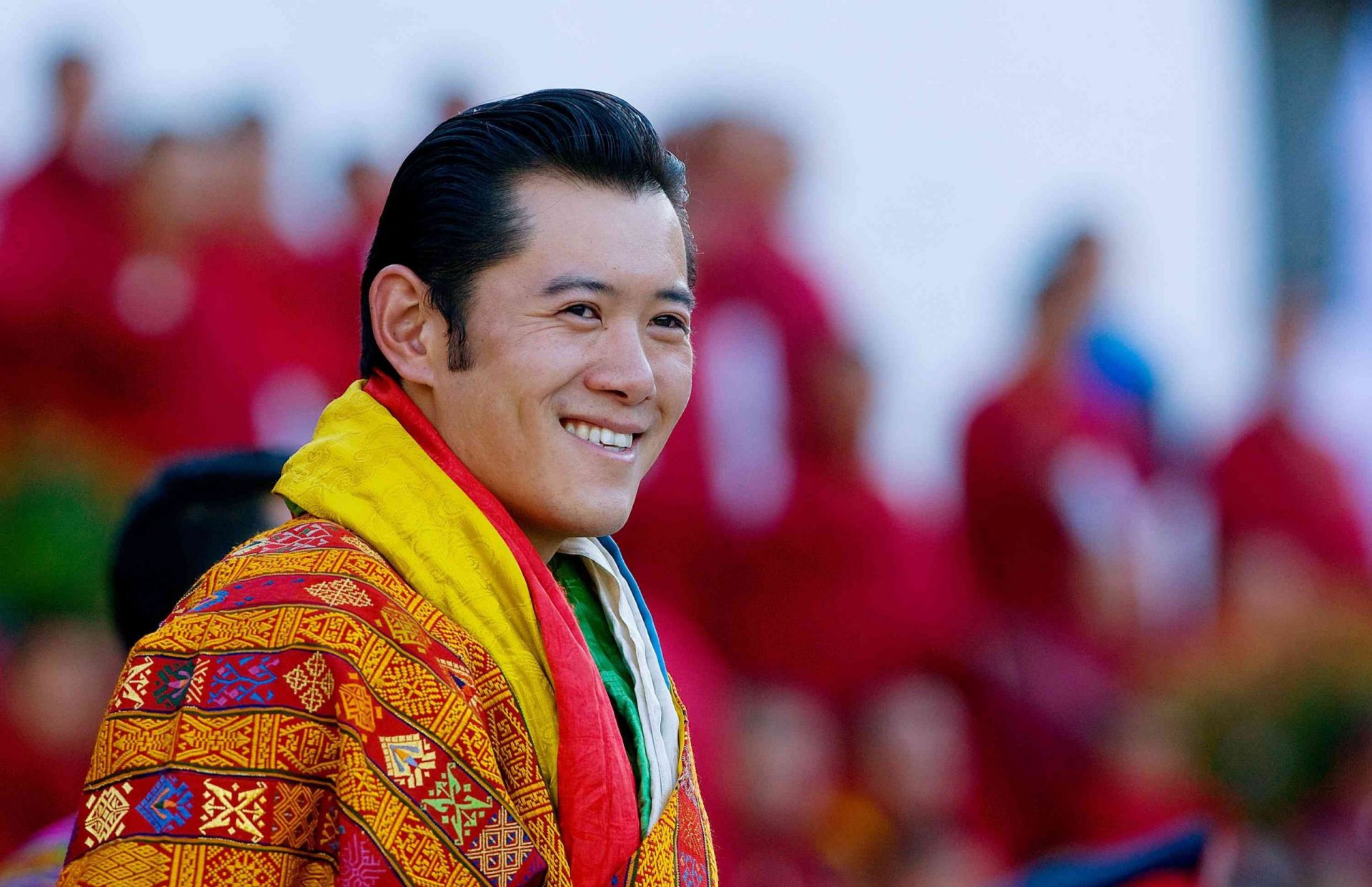 Su Majestad Jigme Khesar Namgyel Wangchuck sonríe durante su coronación