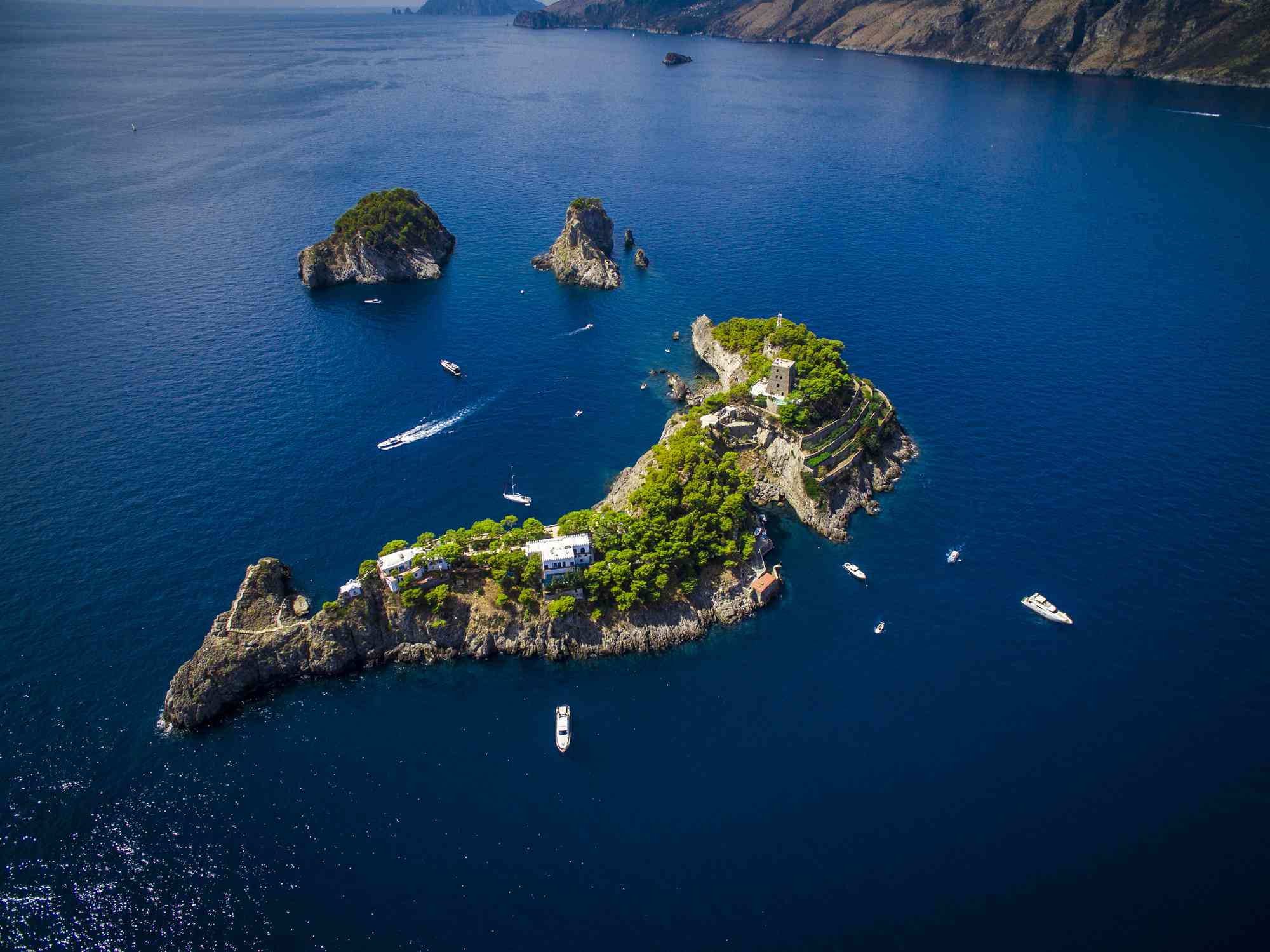 Vista aérea de las Islas Li Galli frente a Positano, una de ellas, Gallo Lungo, tiene forma de delfín