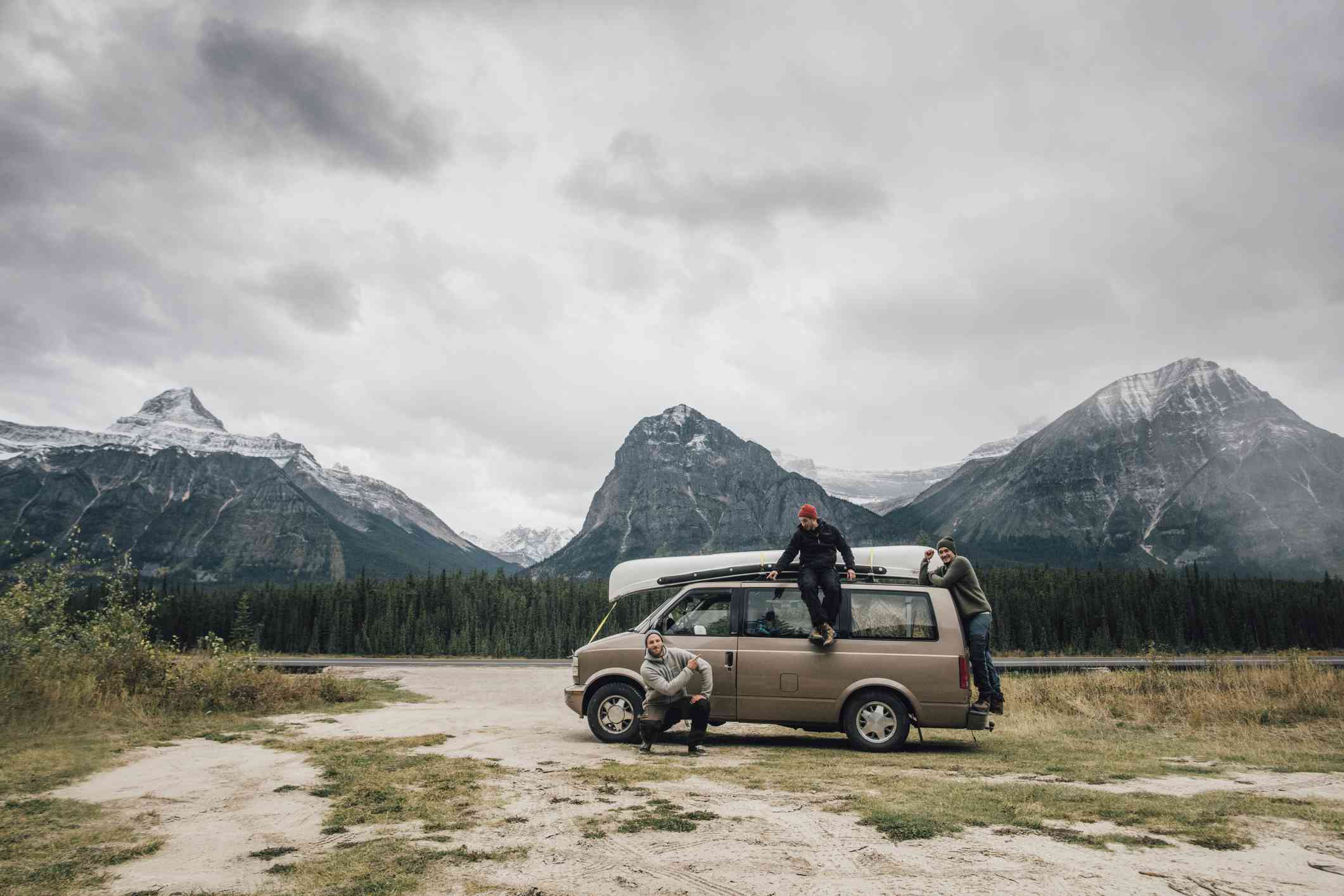 Tres personas con una furgoneta en las montañas, Canadá