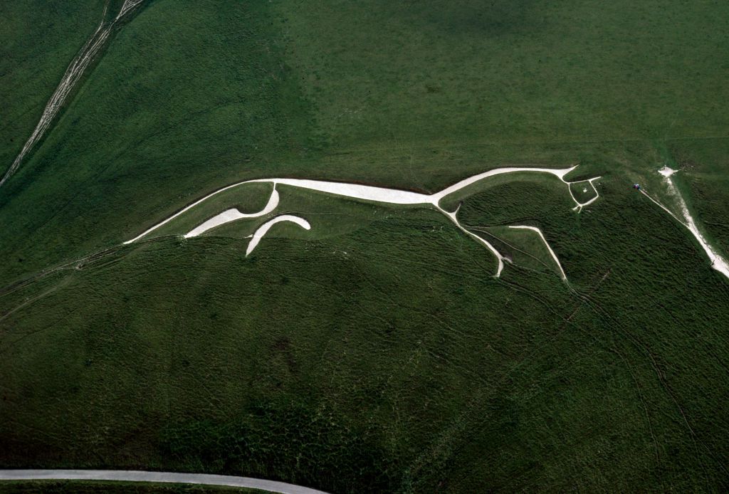 vista aérea en primer plano del Caballo Blanco de Uffington esculpido en una colina verde oscuro cubierta de hierba