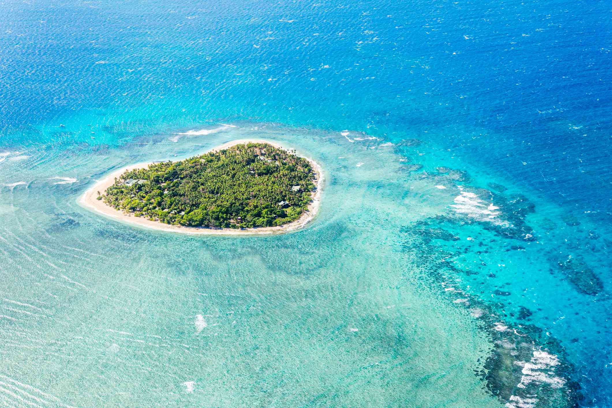 Vista aérea de la isla de Tavarua, en Fiyi, con forma de corazón
