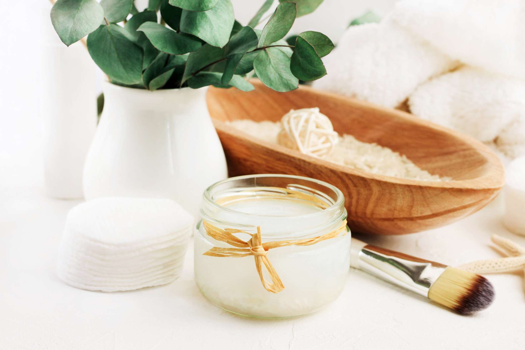 Agua de arroz y almohadillas de algodón para una rutina natural de cuidado de la piel