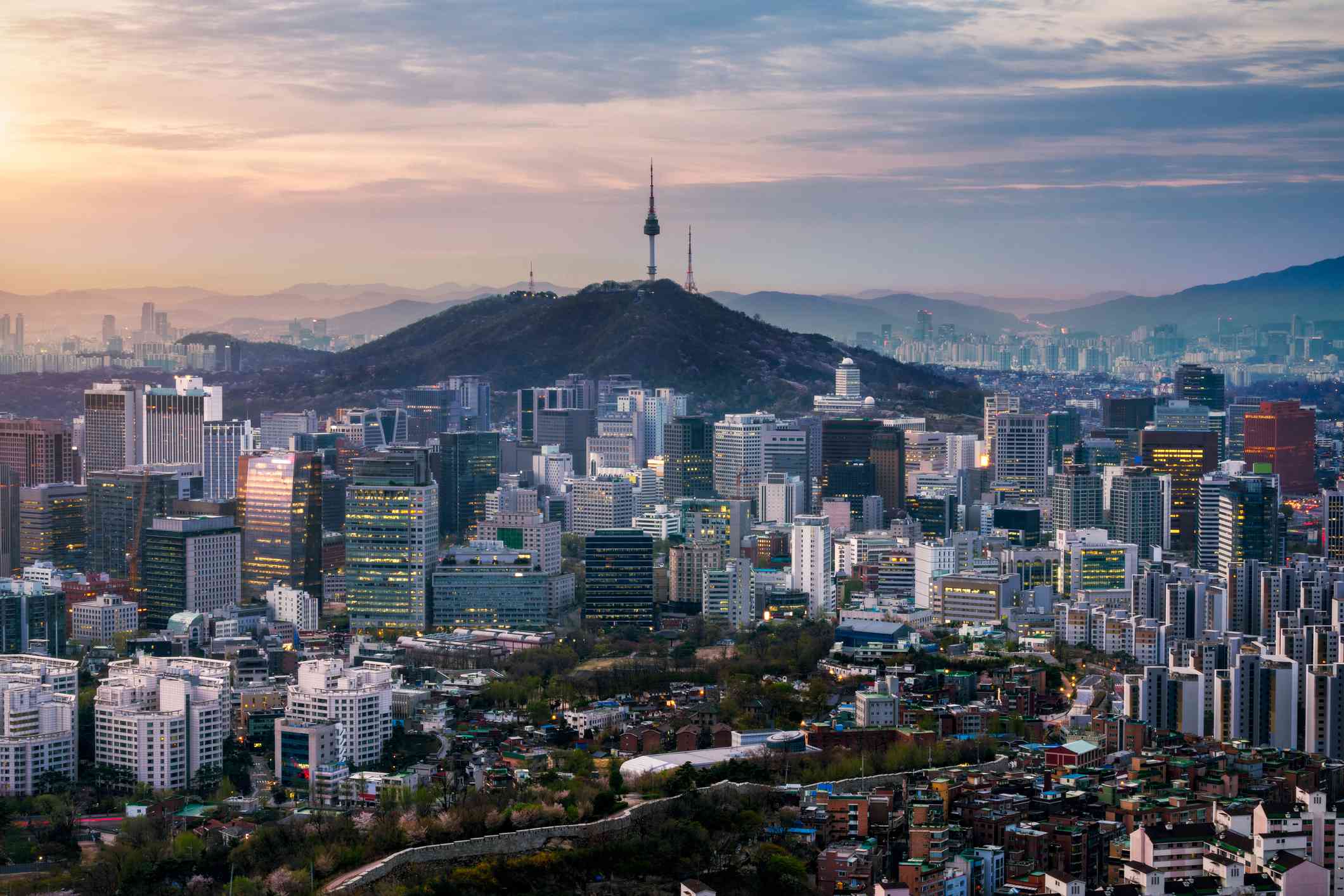 vista aérea del amanecer sobre el horizonte de la ciudad de Seúl, con la Torre de Seúl en el Parque Namsan en la cima de la Montaña Namsan