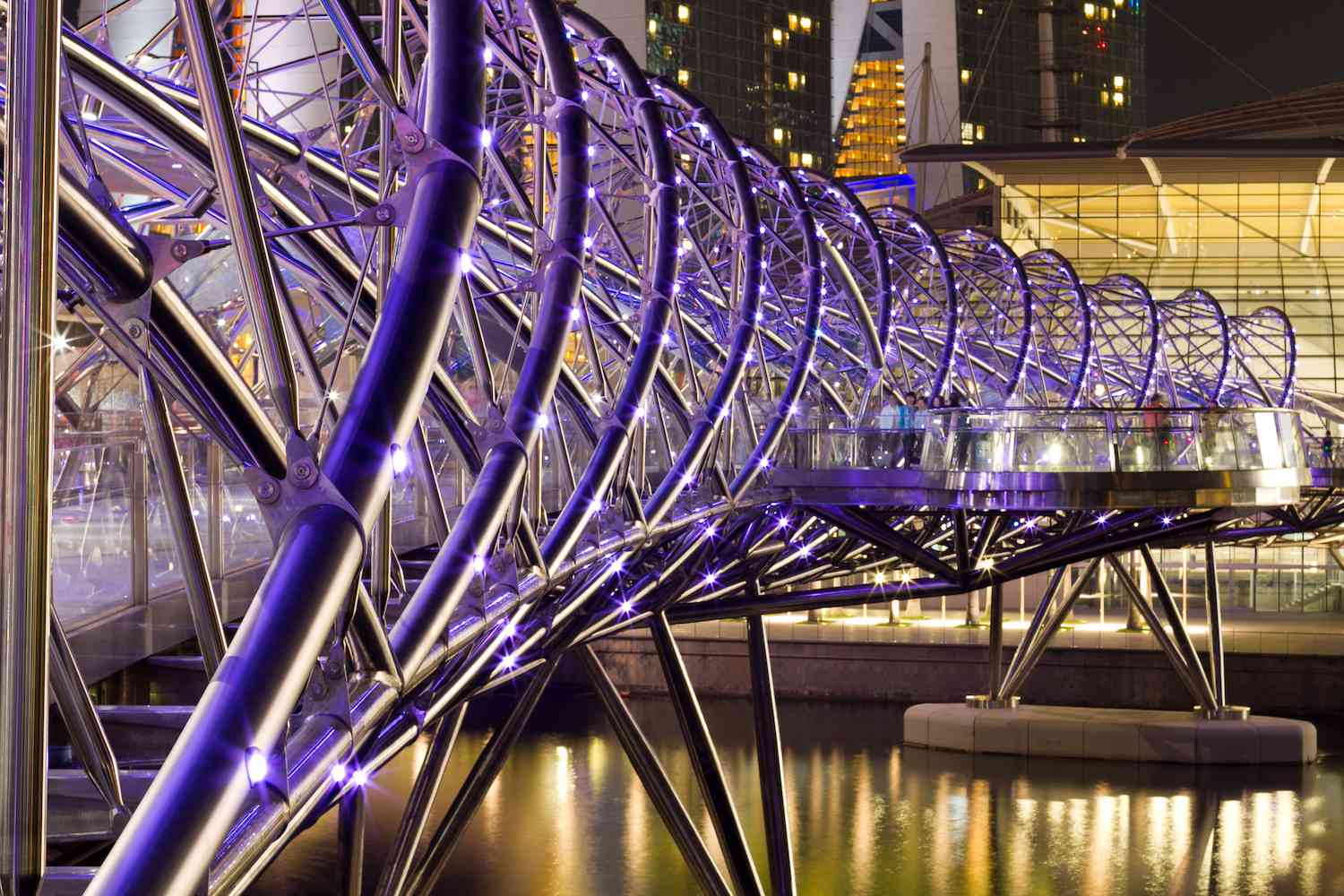 El puente Helix de Singapur iluminado por la noche