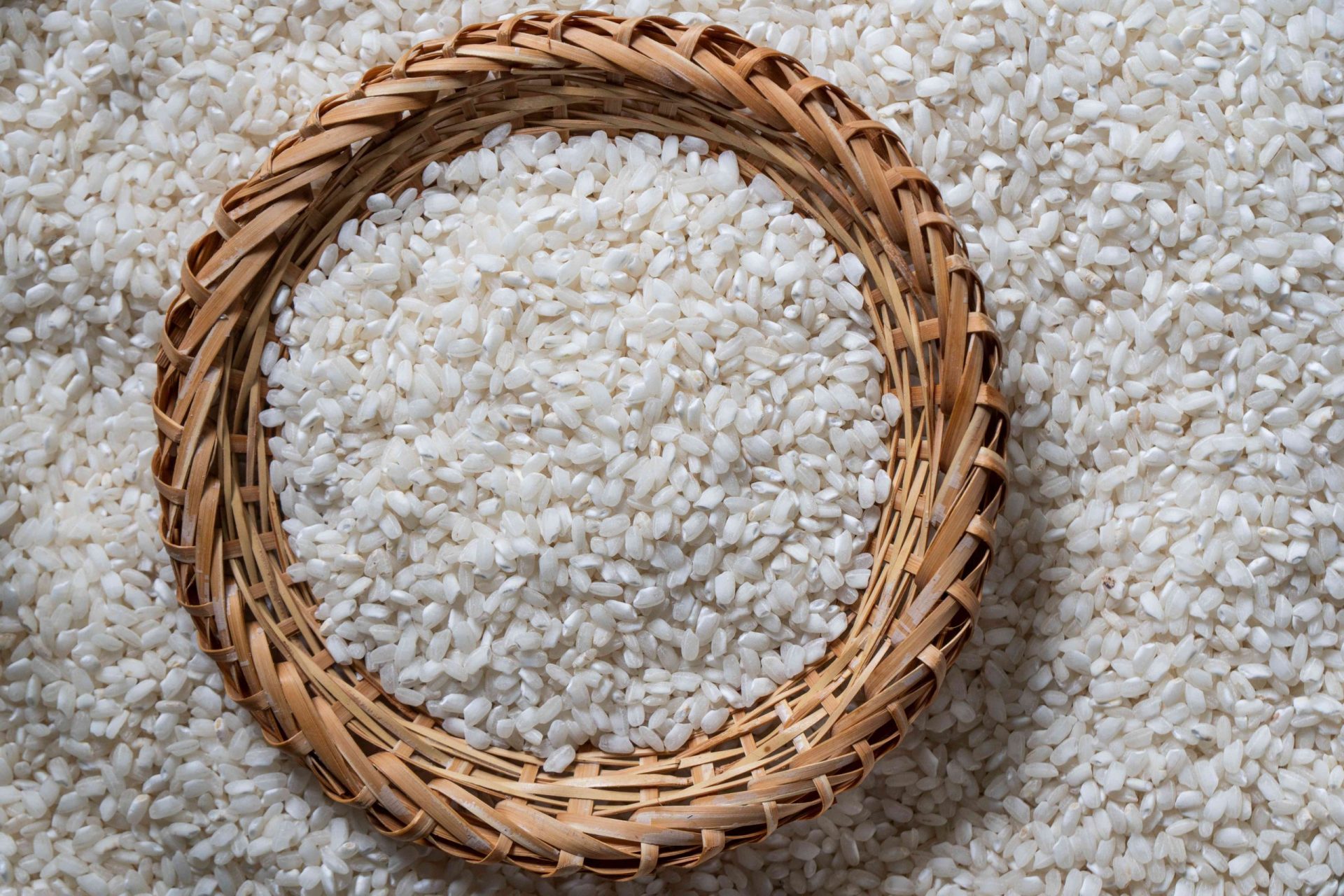 cuenco de arroz seco hecho con material de cesta