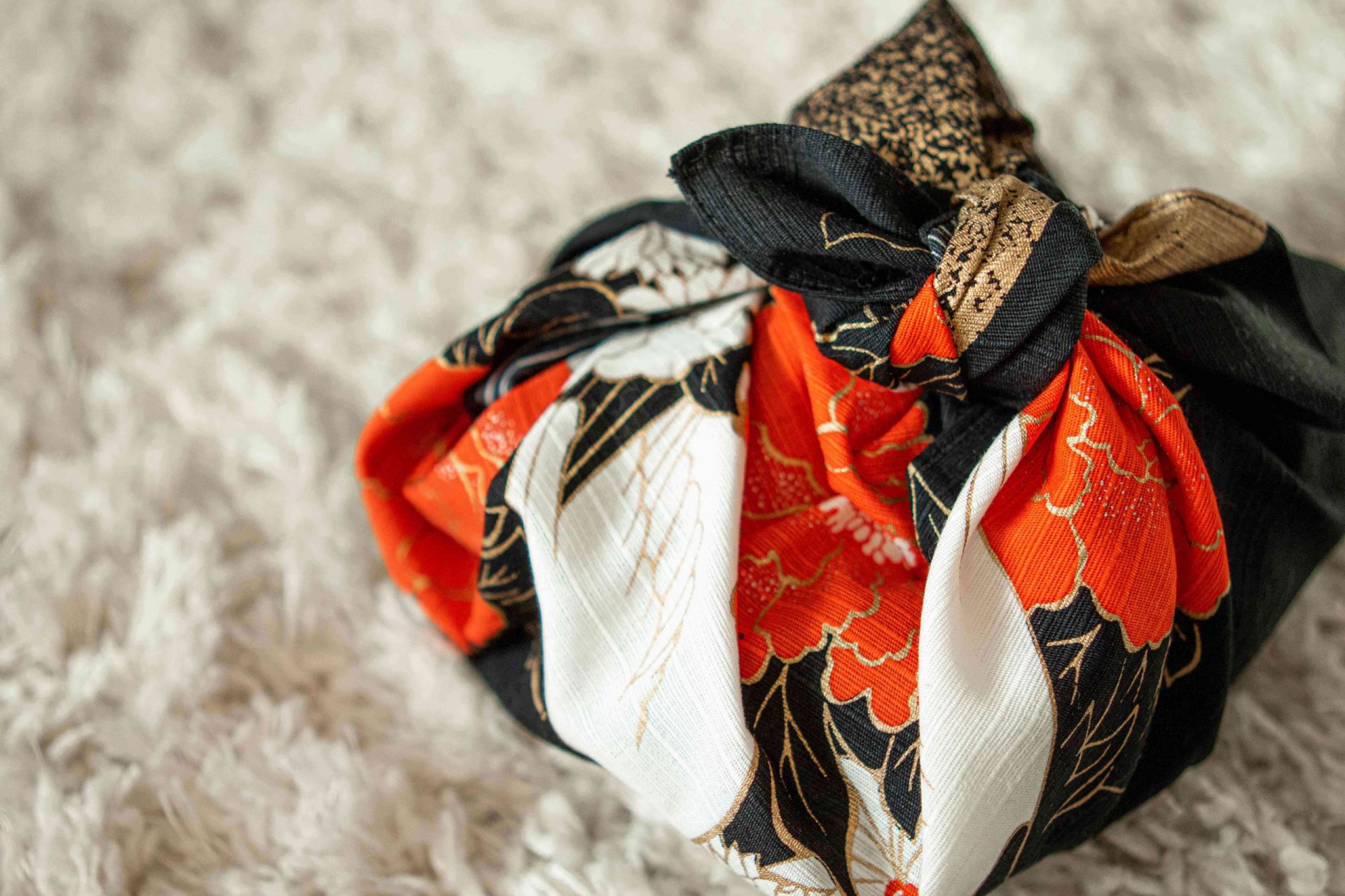 caja de regalo envuelta con tela de colores según el método japonés furoshiki