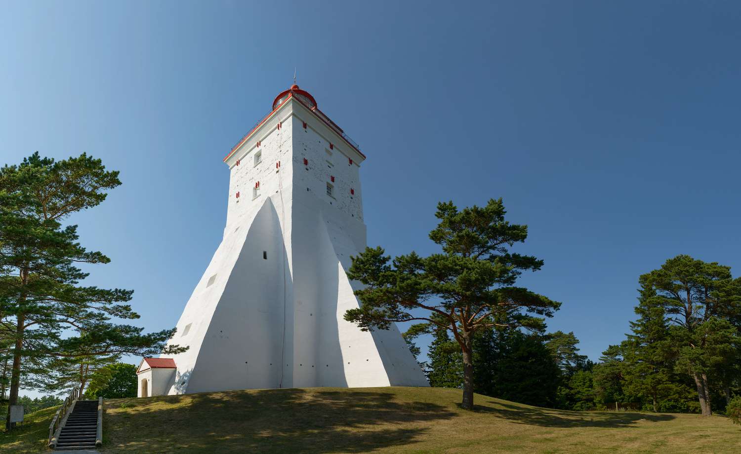 Mirando hacia el Faro de Kõpu en Estonia en un día claro