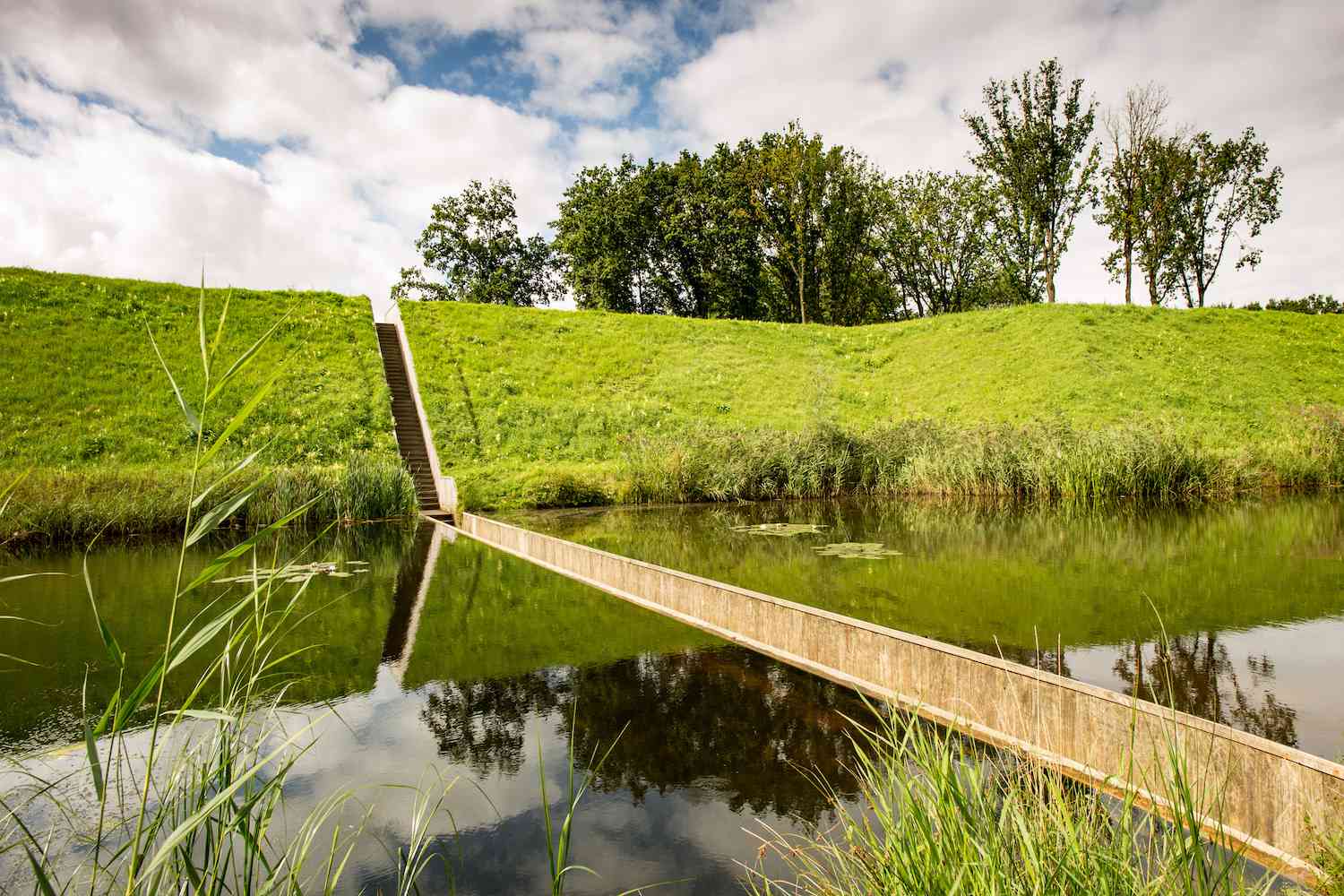 El Puente de Moisés atraviesa el agua de un foso en Holanda