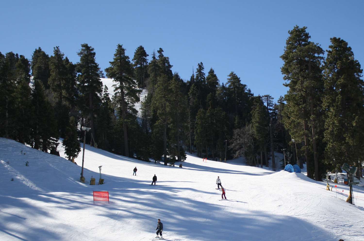 Los esquiadores se adentran en las laderas siempre verdes de Mountain High