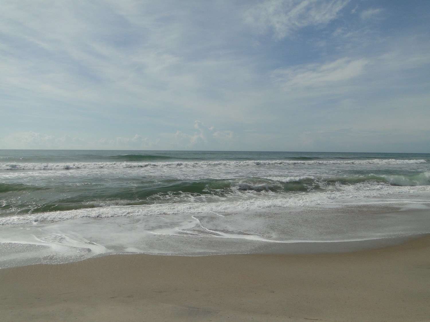 Pequeñas olas chocan contra la playa de la isla de Ocracoke, en los Outerbanks de Carolina del Norte