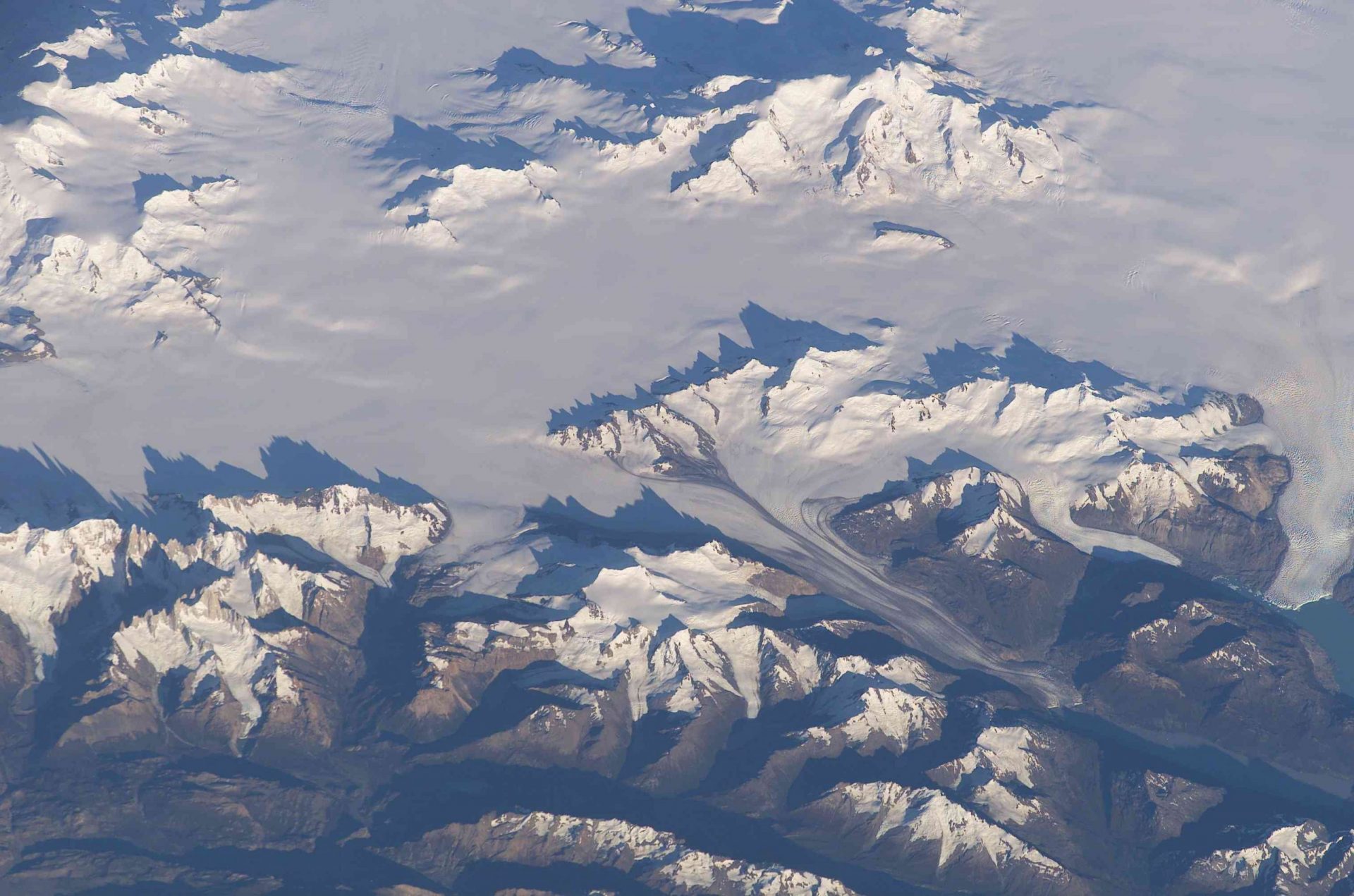 Una foto aérea de una gran extensión de hielo y montañas
