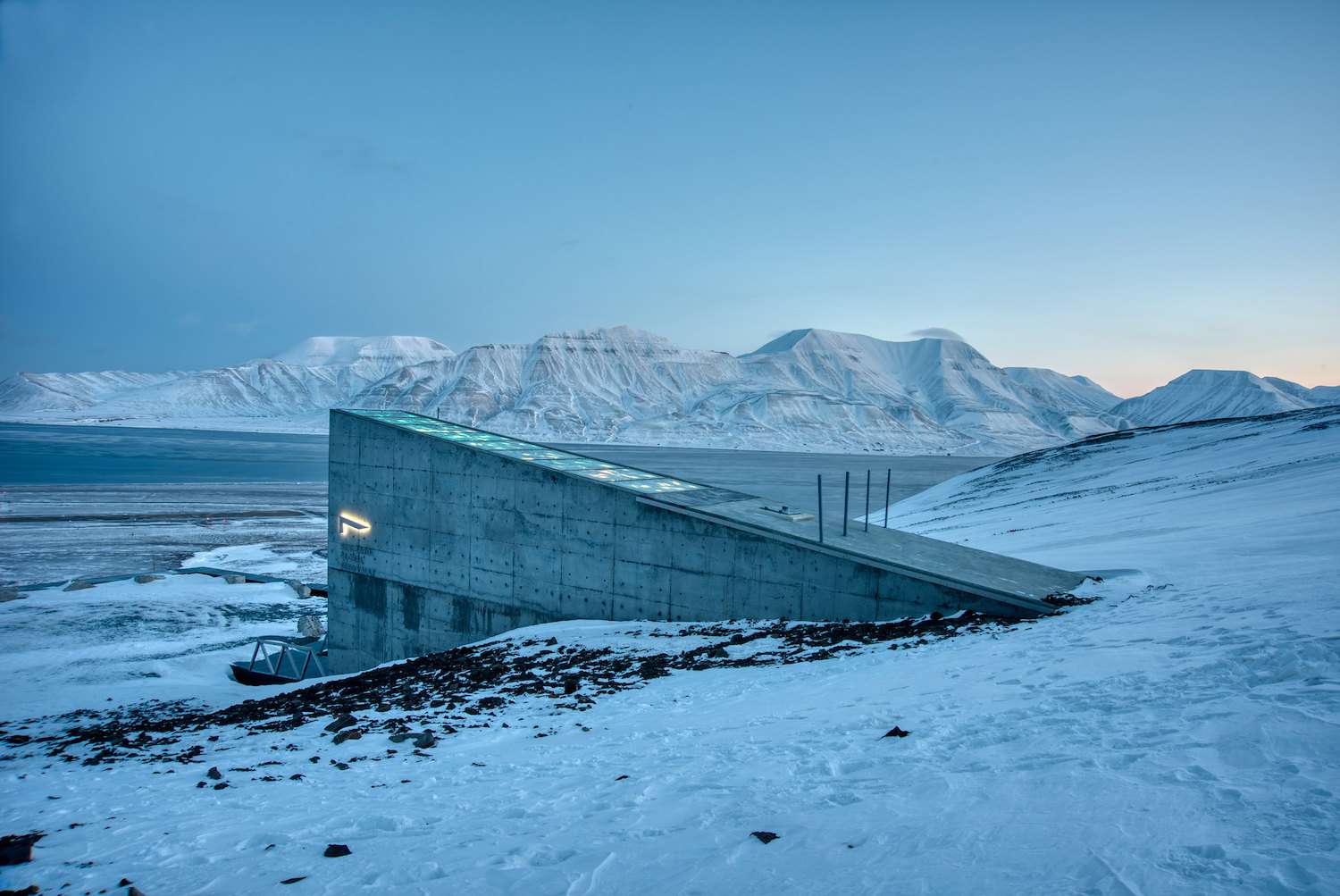 La entrada a la Bóveda Global de Semillas de Svalbard en el paisaje nevado de Noruega