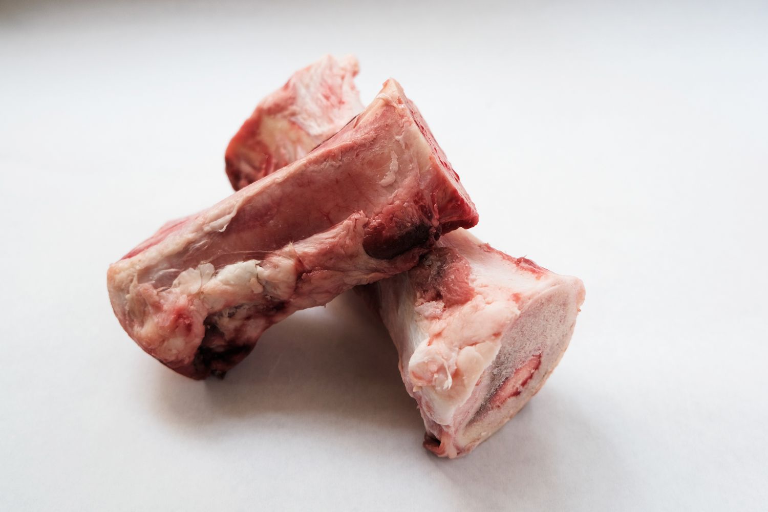 huesos de vaca crudos con carne adherida