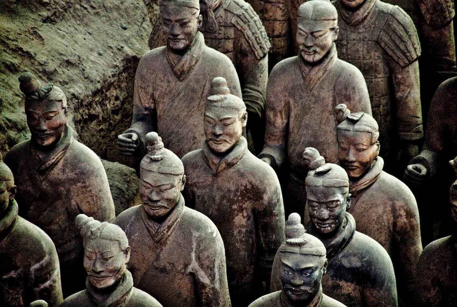 Soldados de terracota alineados cerca de la tumba del primer emperador de China