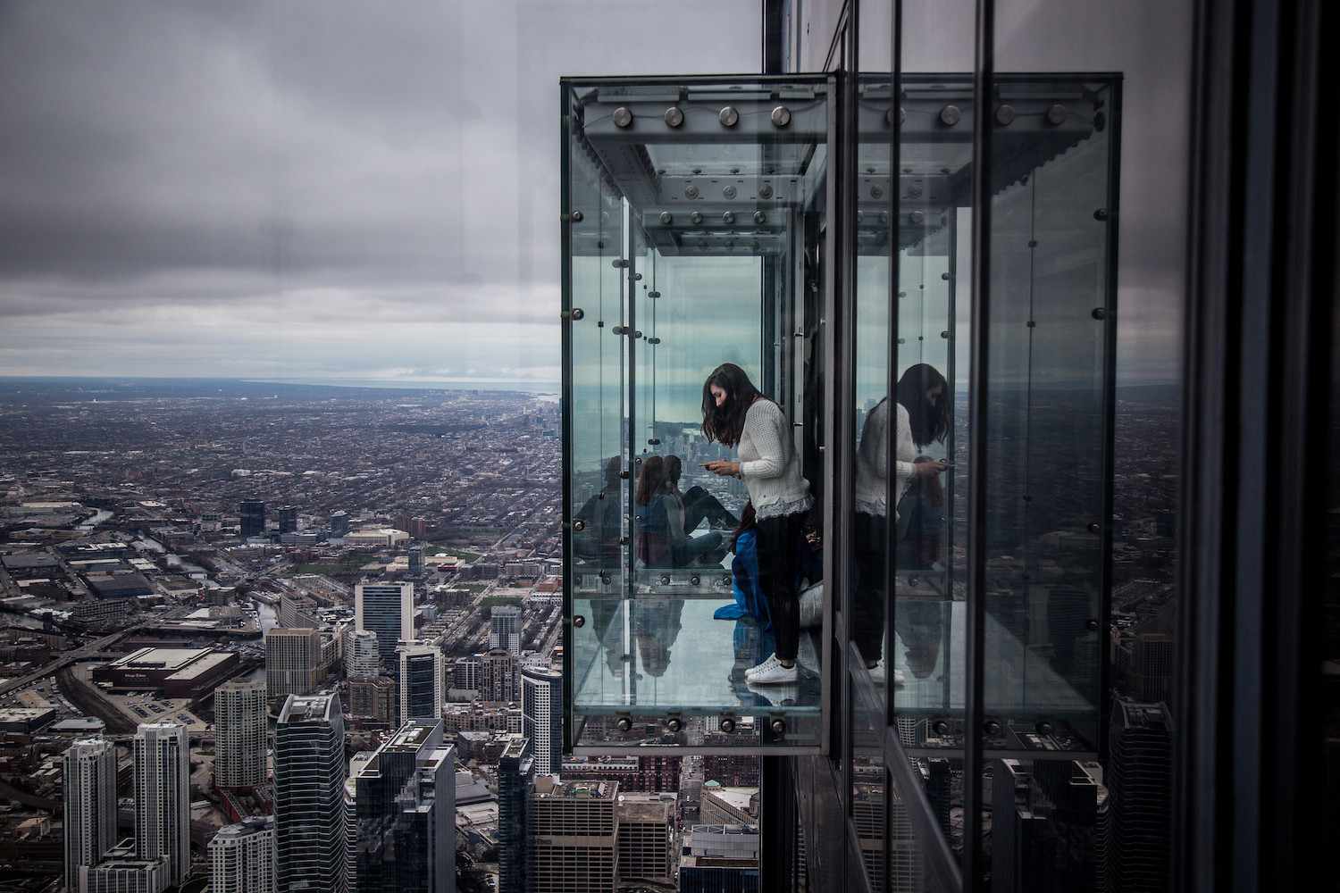 Una mujer contempla las calles de Chicago desde la Torre Willis